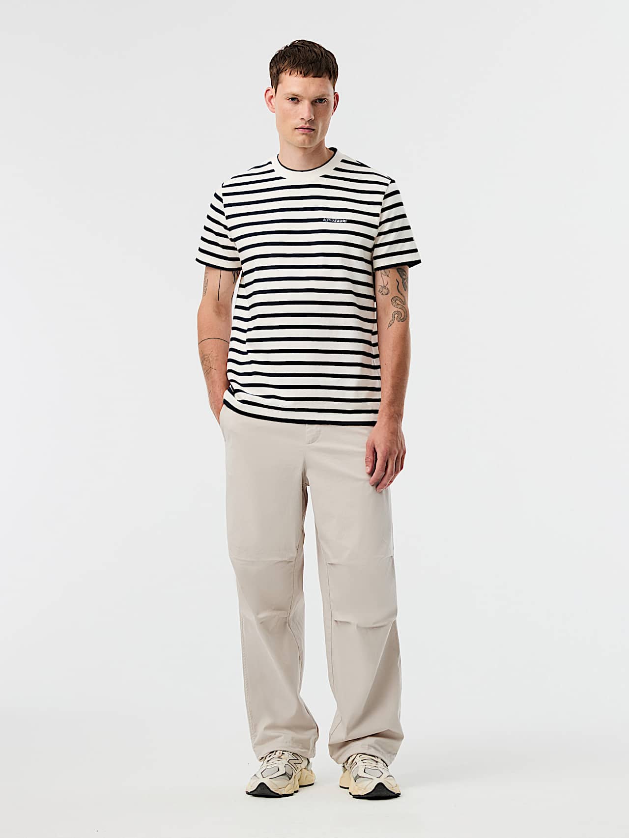 AlphaTauri | JIRO V1.Y10.01 | T-shirt rayé avec logo subtil in White / Dark Navy for Homme