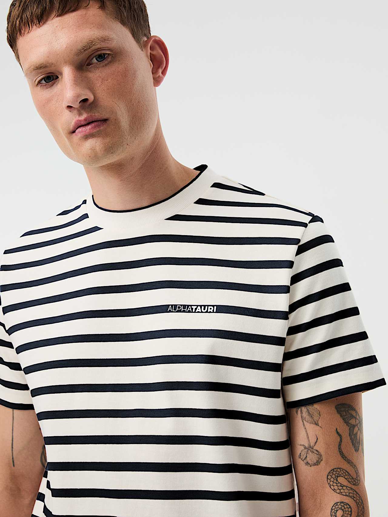 AlphaTauri | JIRO V1.Y10.01 | T-shirt rayé avec logo subtil in White / Dark Navy for Homme