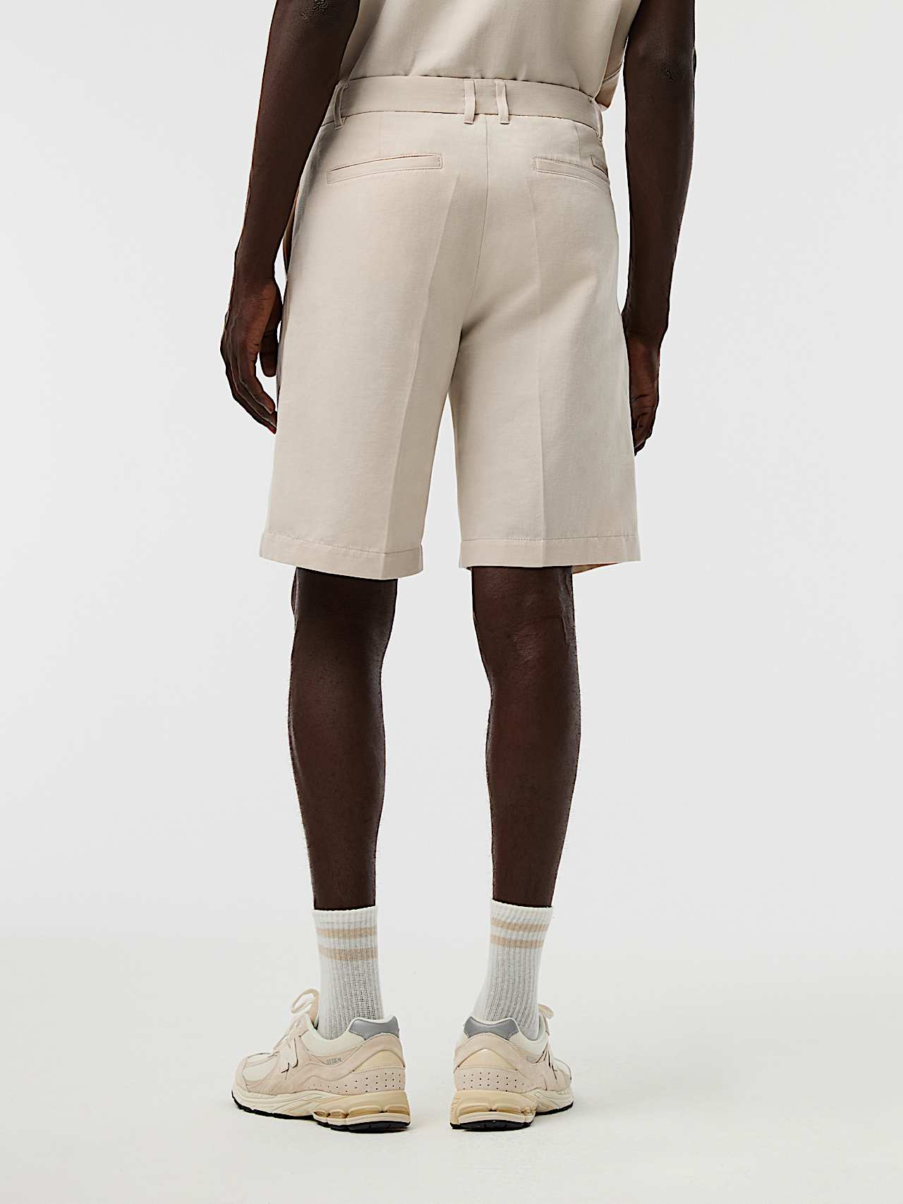 AlphaTauri | PINO V1.Y10.01 | Shorts en mezcla de lino y algodón in Stone for Hombre