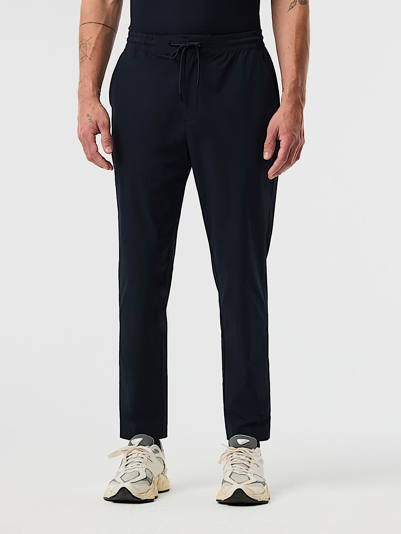 AlphaTauri | POCAS V2.Y10.01 | Performance Stretch Travelwear Trousers in Dark Navy for Homme