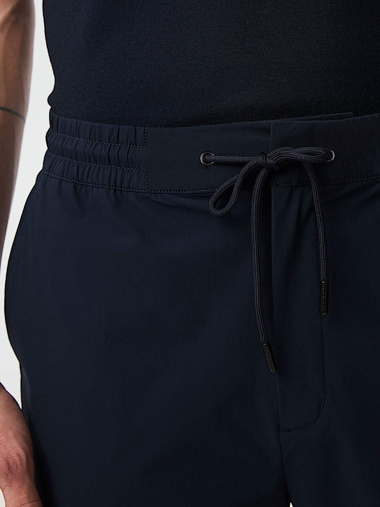 AlphaTauri | POCAS V2.Y10.01 | Pantaloni da viaggio elasticizzati ad alte prestazioni in Dark Navy for Uomo