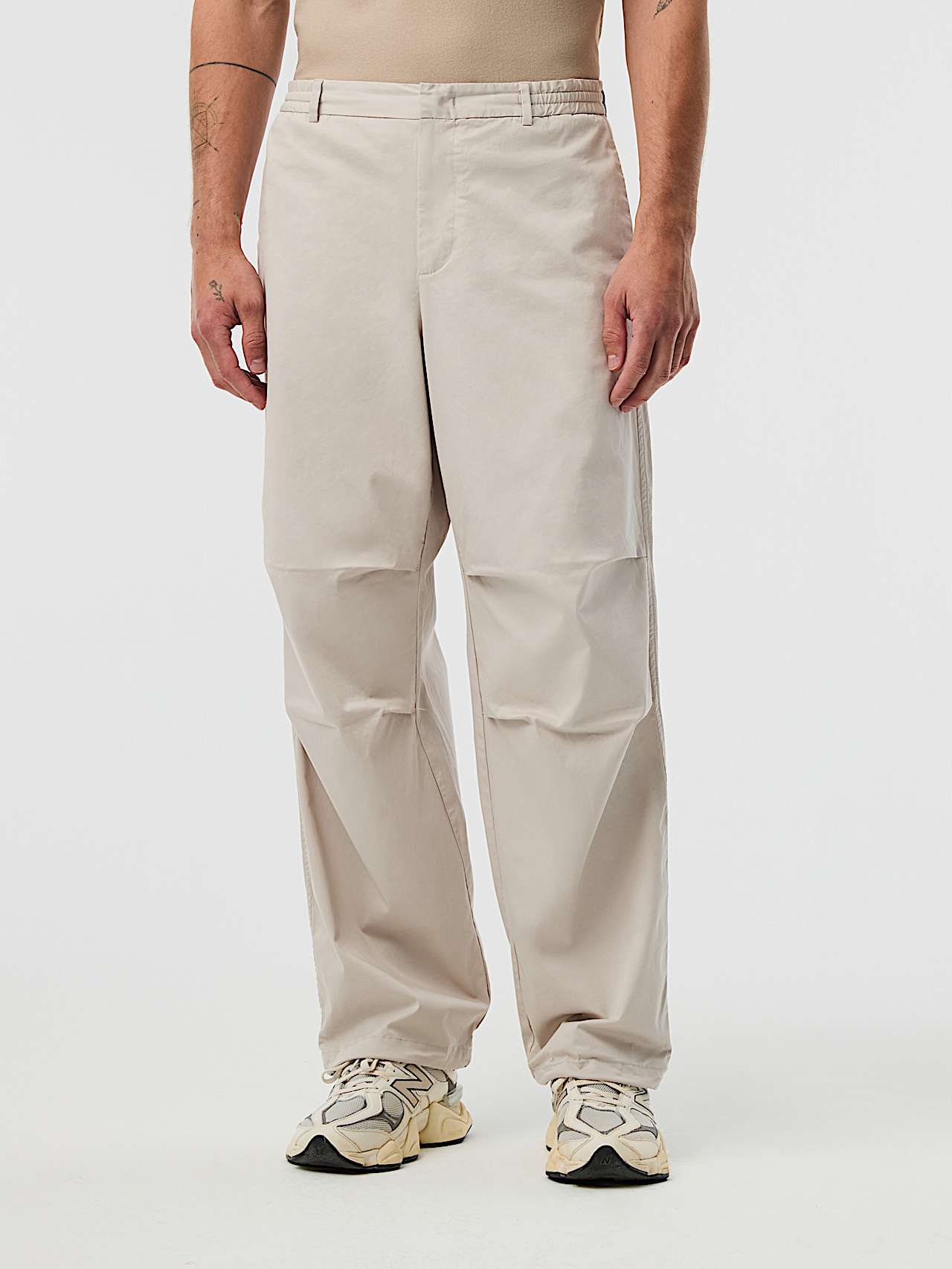 AlphaTauri | PIVE V1.Y10.01 | Pantalón tejido holgado de algodón orgánico in Stone for Hombre