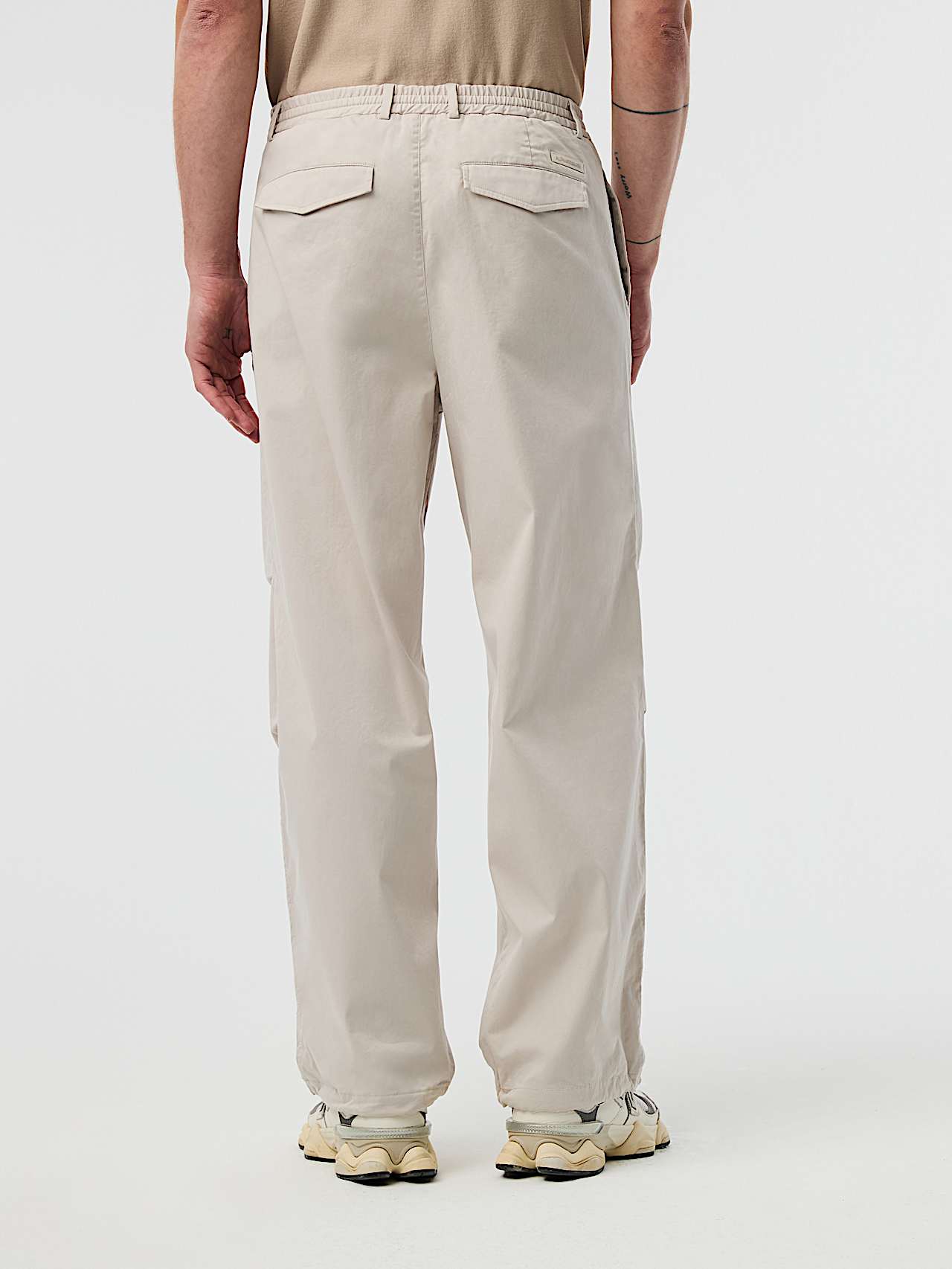 AlphaTauri | PIVE V1.Y10.01 | Pantaloni vestibilità rilassata in tessuto di cotone biologico in Stone for Uomo