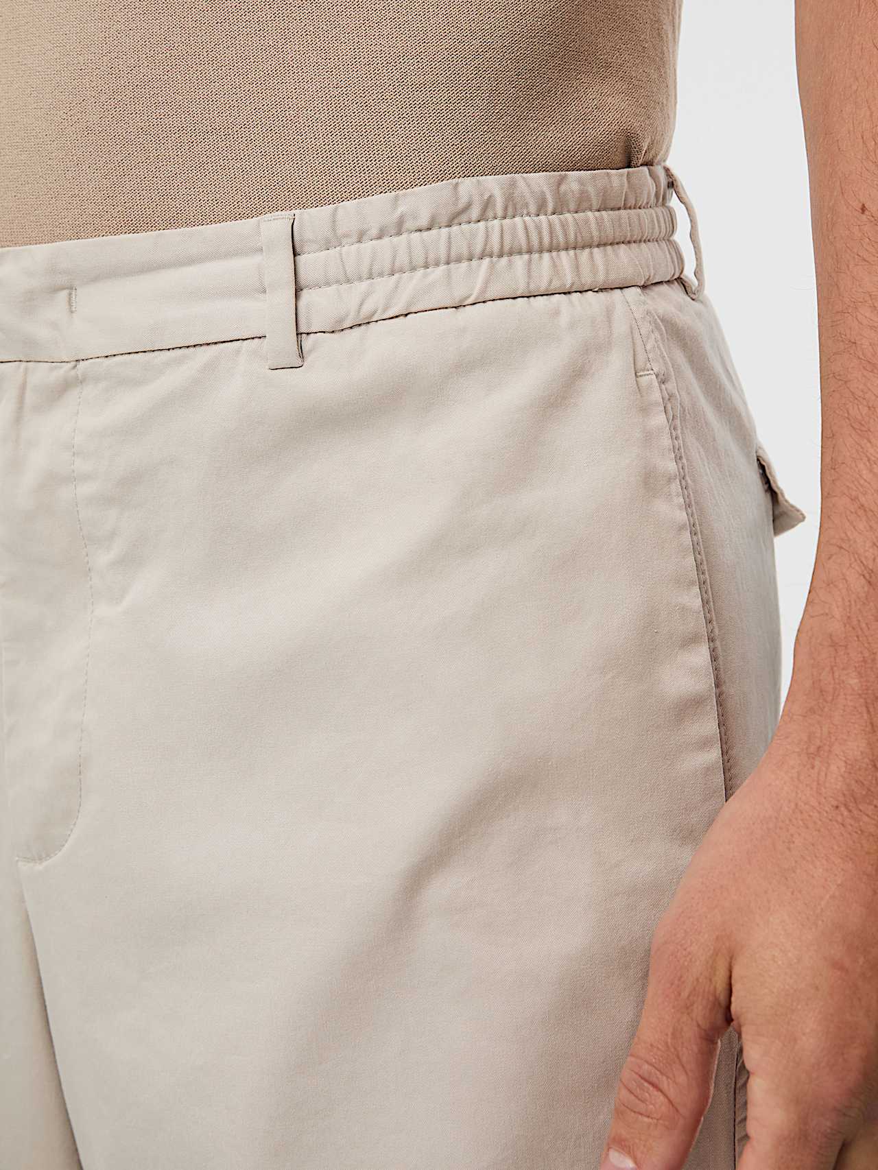 AlphaTauri | PIVE V1.Y10.01 | Locker geschnittene Hose aus Biobaumwolle in Stone für Herren
