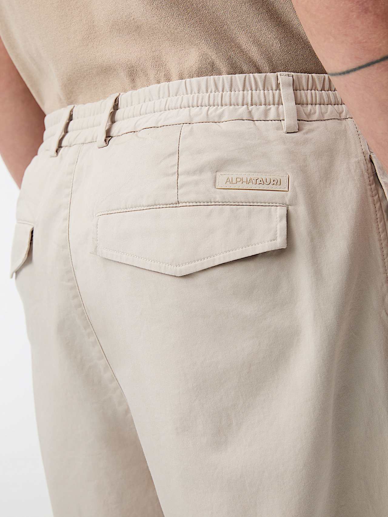 AlphaTauri | PIVE V1.Y10.01 | Pantaloni vestibilità rilassata in tessuto di cotone biologico in Stone for Uomo