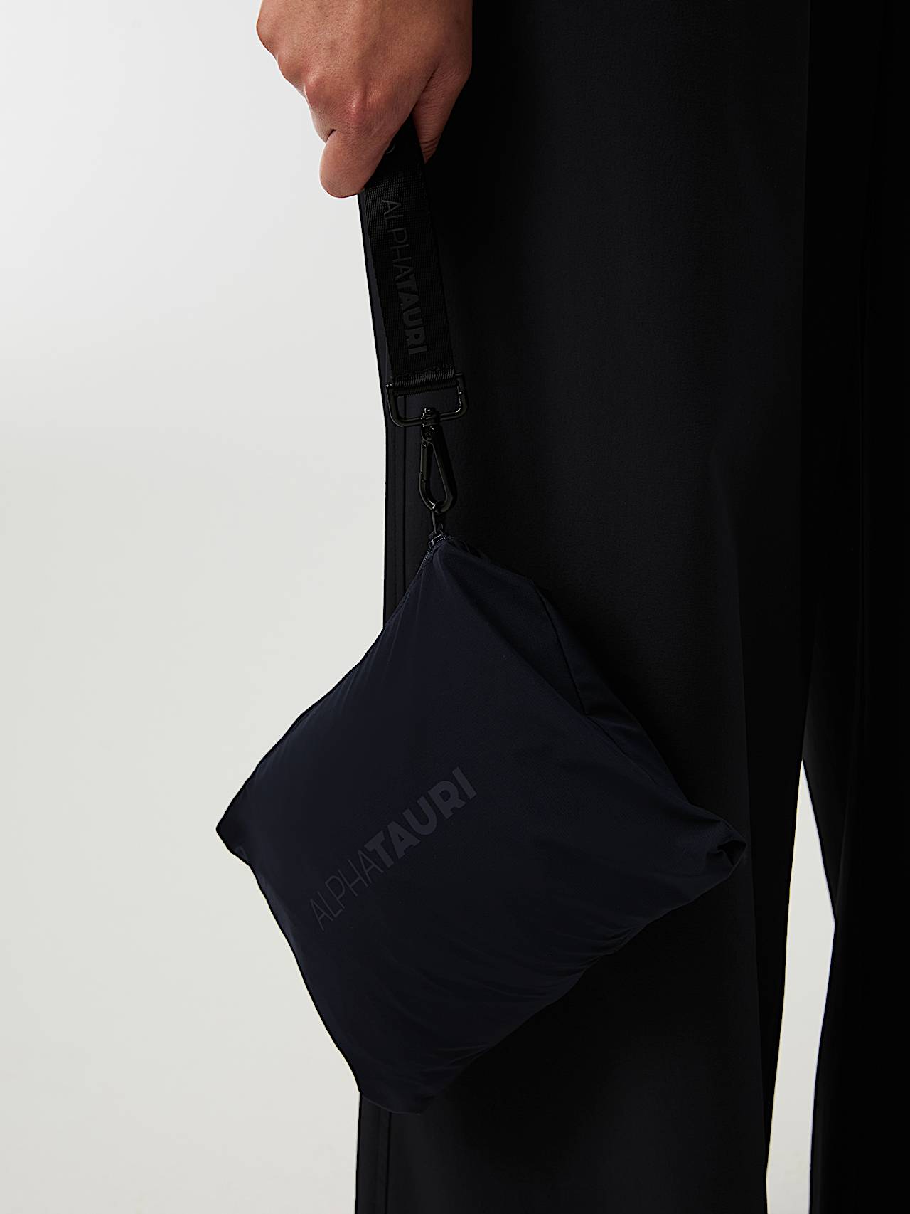 AlphaTauri | ORAS V1.Y10.01 | Leichte Tauroshield® Packable Regenjacke in Dark Navy für Damen