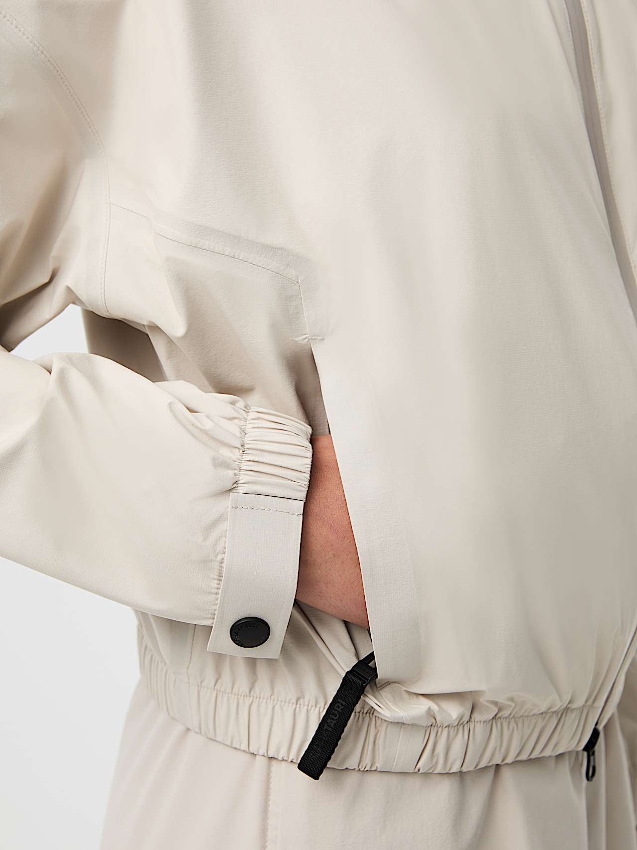 AlphaTauri | ORAS V1.Y10.01 | Chubasquero ligero plegable Tauroshield® in Stone for Mujer