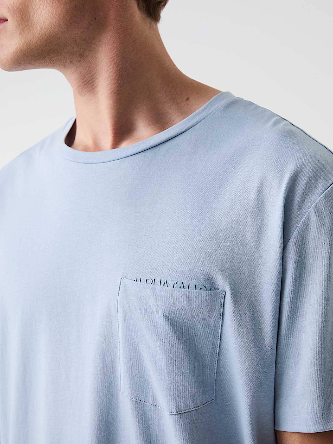 AlphaTauri | JOMER V1.Y9.01 | T-Shirt aus Supima-Qualitätsbaumwolle in Fog Blue für Herren AlphaTauri | JOMER V1.Y9.01 | T-Shirt aus Supima-Qualitätsbaumwolle in Fog Blue für Herren