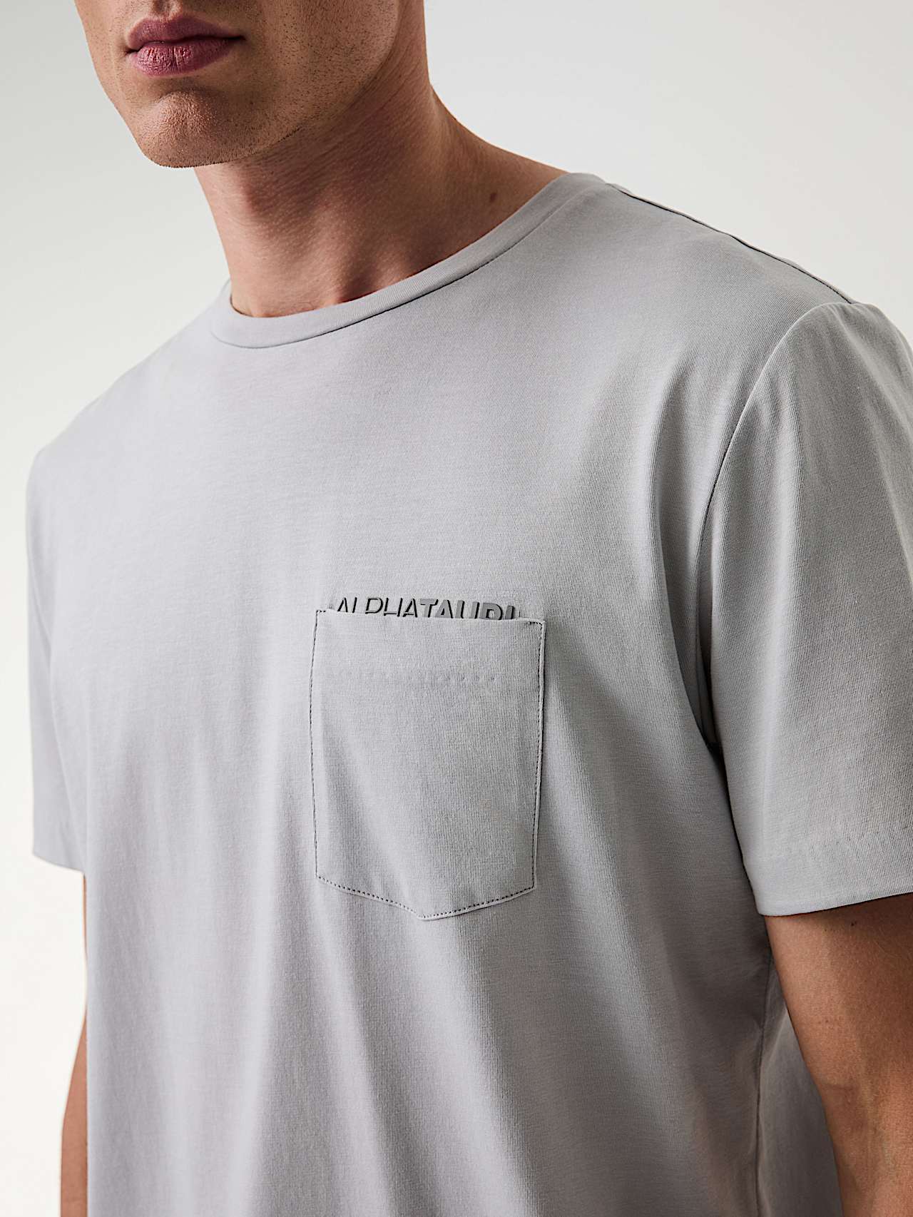 AlphaTauri | JOMER V1.Y9.01 | T-Shirt aus Supima-Qualitätsbaumwolle in Mittelgrau für Herren AlphaTauri | JOMER V1.Y9.01 | T-Shirt aus Supima-Qualitätsbaumwolle in Mittelgrau für Herren