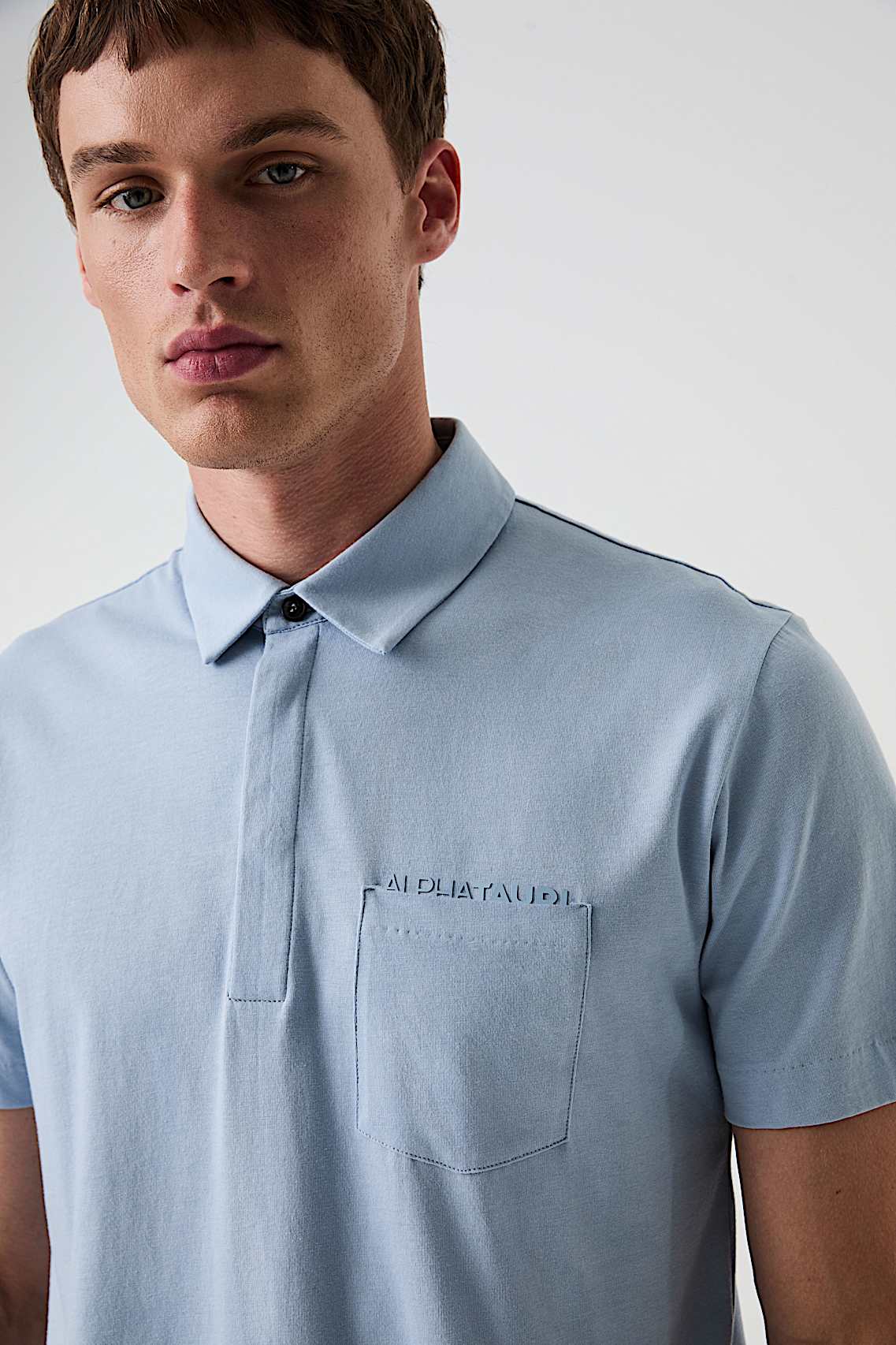 AlphaTauri | JOMAR V1.Y9.01 | Poloshirt aus Supima-Qualitätsbaumwolle in Fog Blue für Herren AlphaTauri | JOMAR V1.Y9.01 | Poloshirt aus Supima-Qualitätsbaumwolle in Fog Blue für Herren