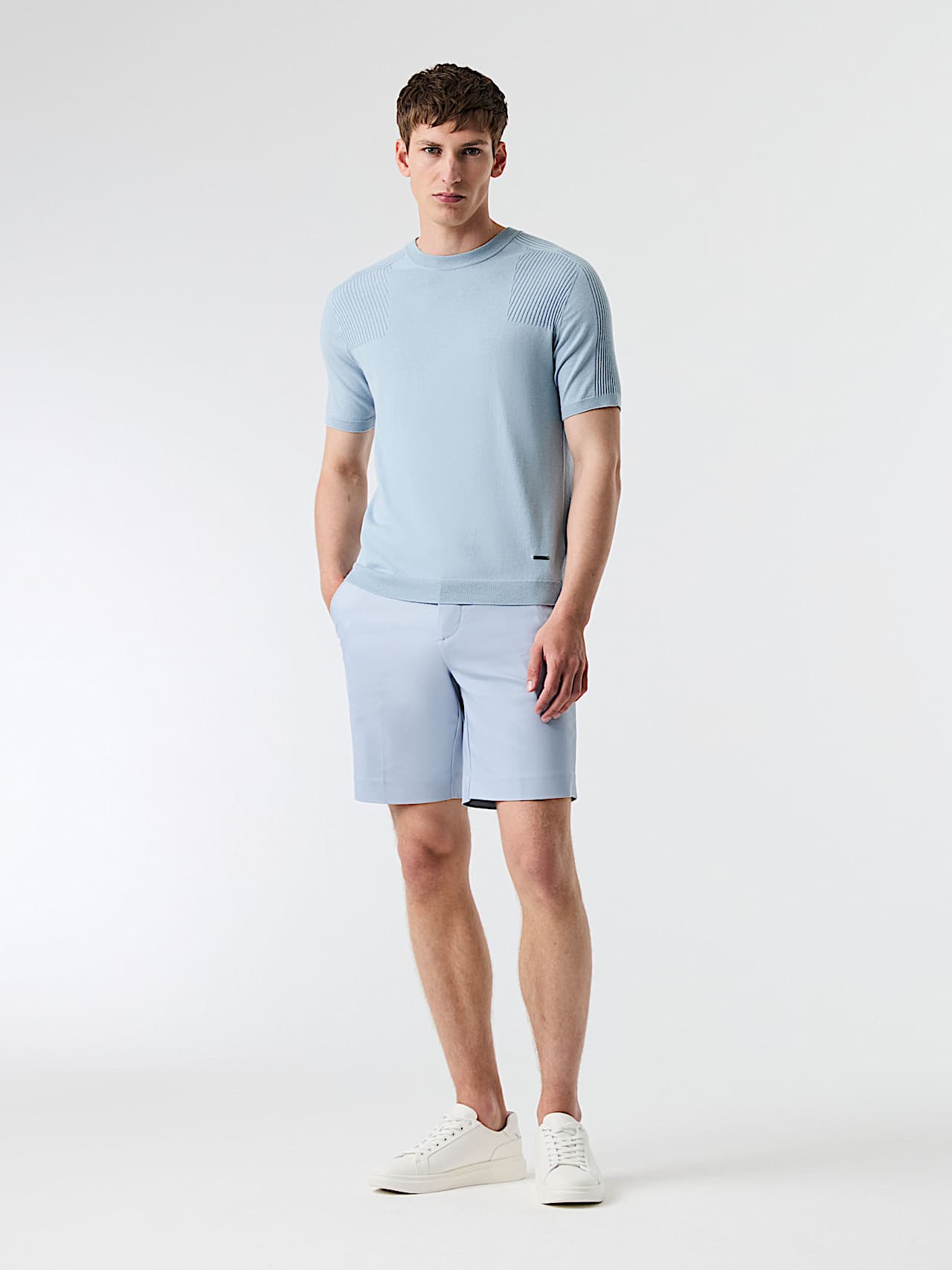 AlphaTauri | PELSH V1.Y9.01 | Short en coton stretch in Fog Blue for Homme AlphaTauri | PELSH V1.Y9.01 | Short en coton stretch in Fog Blue for Homme