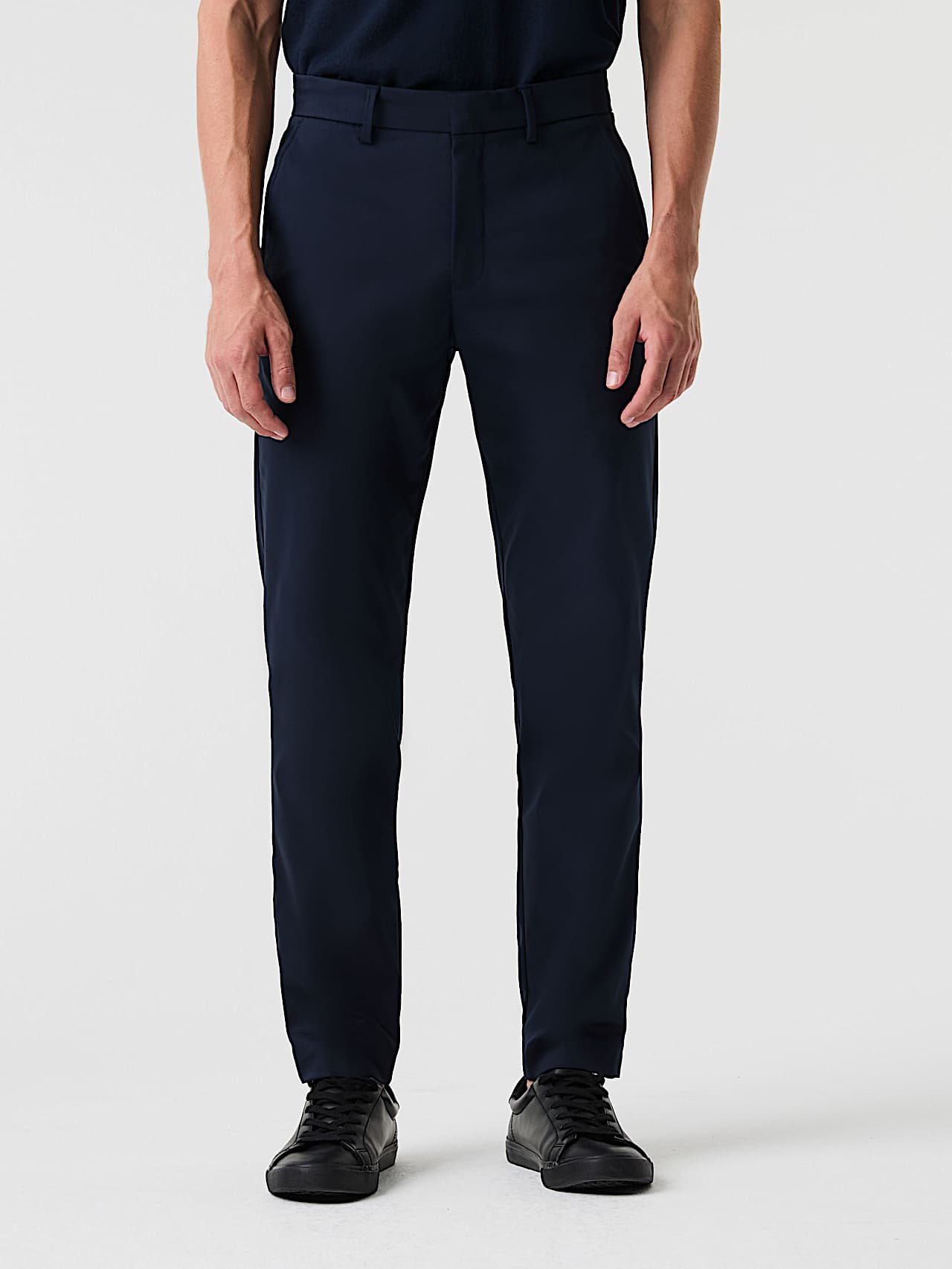 AlphaTauri | PADEN V2.Y9.01 | Pleated Stretch Cotton Pants in Navy for Men AlphaTauri | PADEN V2.Y9.01 | Pleated Stretch Cotton Pants in Navy for Men