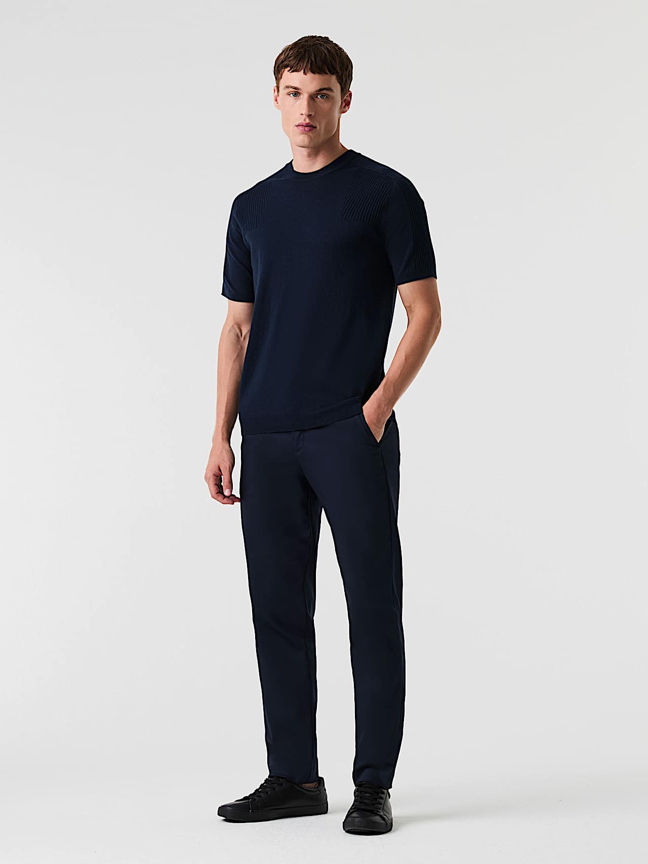 AlphaTauri | PADEN V2.Y9.01 | Pleated Stretch Cotton Pants in Navy for Men AlphaTauri | PADEN V2.Y9.01 | Pleated Stretch Cotton Pants in Navy for Men