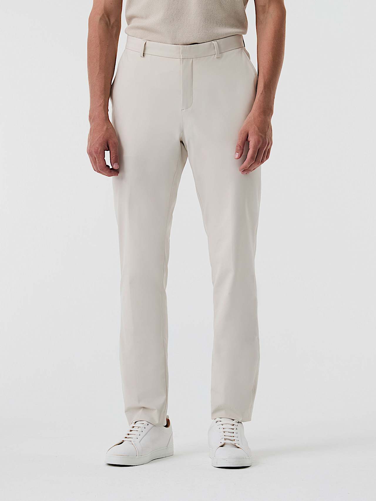 AlphaTauri | PADEN V2.Y9.01 | Plissierte Stretch-Baumwollhose in Stone für Herren AlphaTauri | PADEN V2.Y9.01 | Plissierte Stretch-Baumwollhose in Stone für Herren