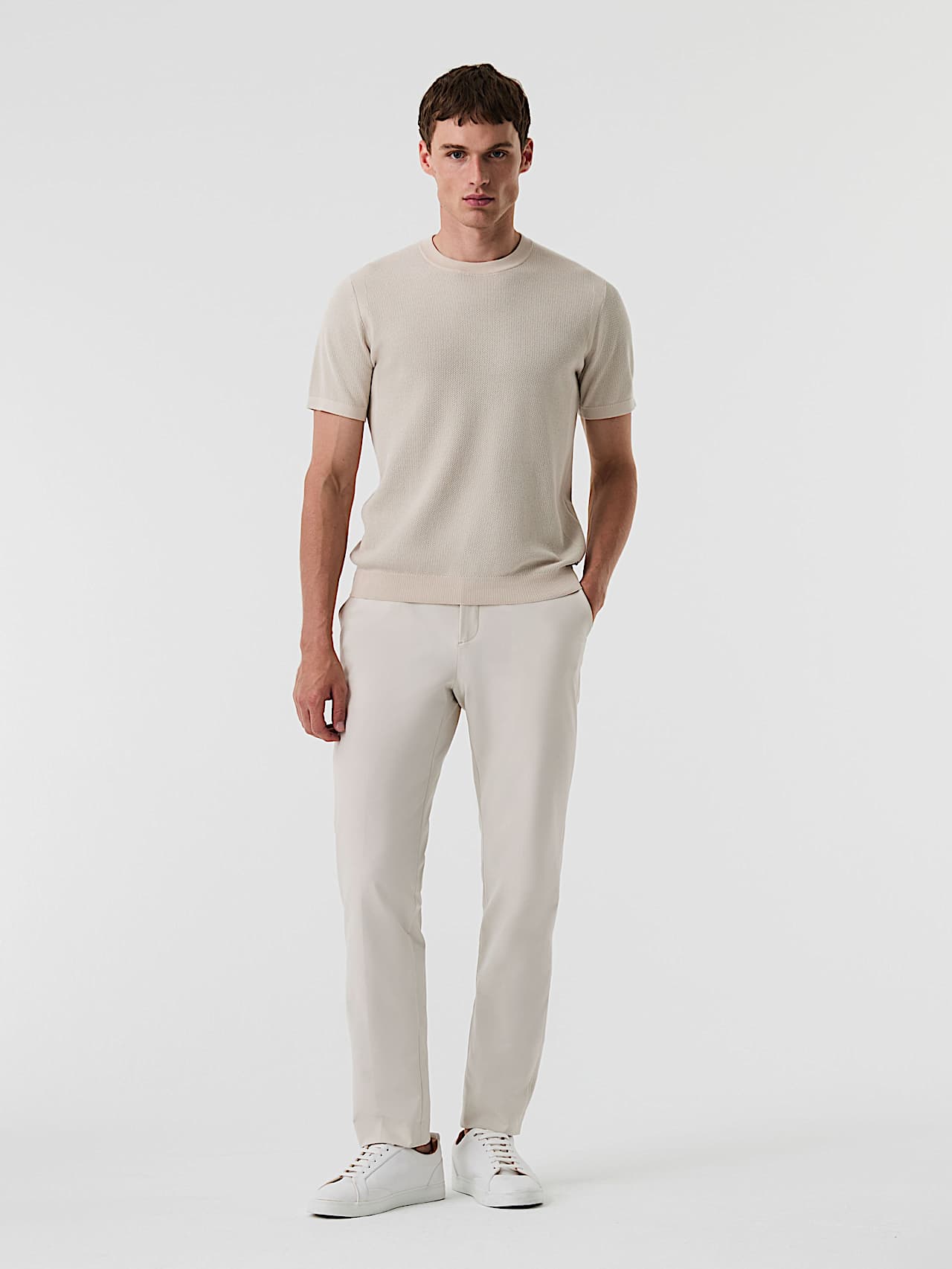AlphaTauri | PADEN V2.Y9.01 | Plissierte Stretch-Baumwollhose in Stone für Herren AlphaTauri | PADEN V2.Y9.01 | Plissierte Stretch-Baumwollhose in Stone für Herren