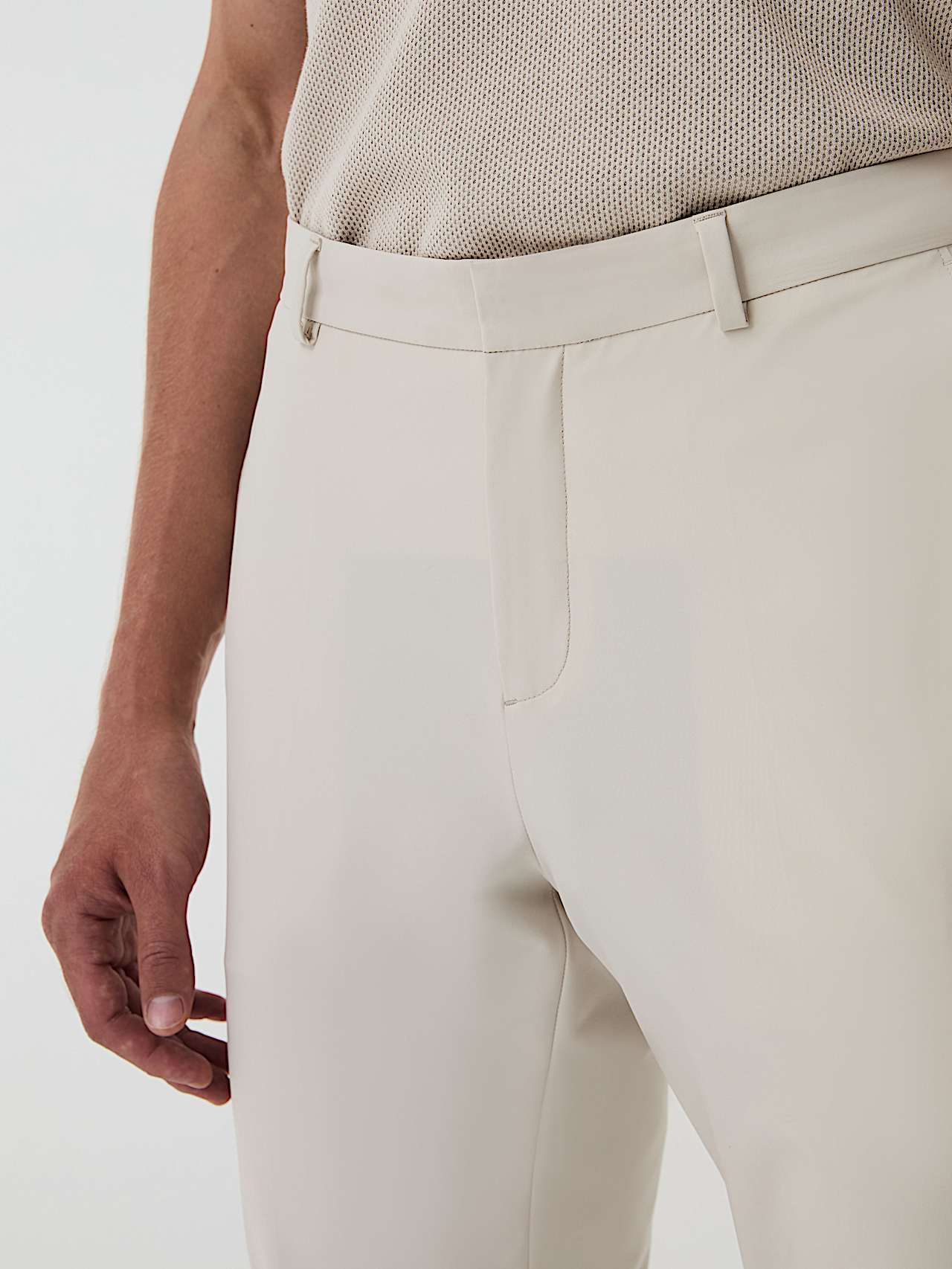 AlphaTauri | PADEN V2.Y9.01 | Pantalones de algodón elástico plisados in Stone for Hombre AlphaTauri | PADEN V2.Y9.01 | Pantalones de algodón elástico plisados in Stone for Hombre