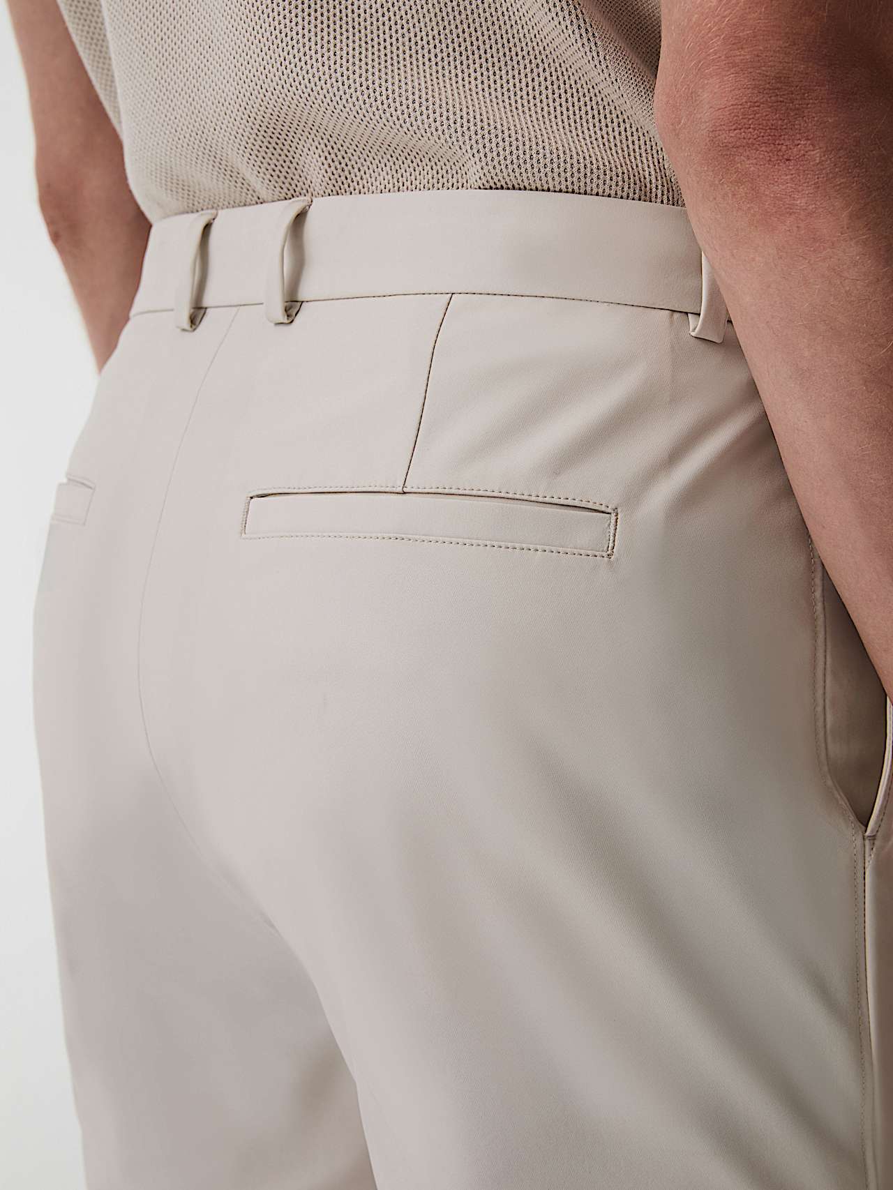 AlphaTauri | PADEN V2.Y9.01 | Plissierte Stretch-Baumwollhose in Stone für Herren AlphaTauri | PADEN V2.Y9.01 | Plissierte Stretch-Baumwollhose in Stone für Herren