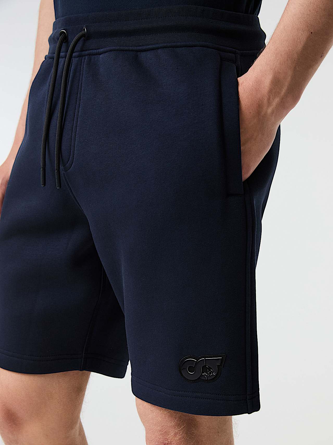 AlphaTauri | PHARS V1.Y9.01 | Sweatshorts mit charakteristischem Logo in Navy für Herren AlphaTauri | PHARS V1.Y9.01 | Sweatshorts mit charakteristischem Logo in Navy für Herren