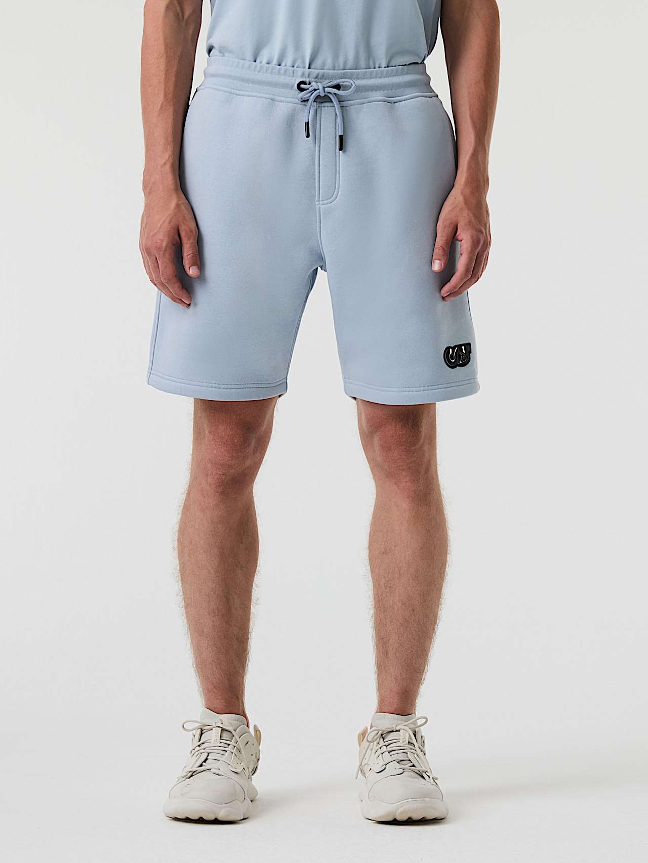 AlphaTauri | PHARS V1.Y9.01 | Sweatshorts mit charakteristischem Logo in Fog Blue für Herren AlphaTauri | PHARS V1.Y9.01 | Sweatshorts mit charakteristischem Logo in Fog Blue für Herren
