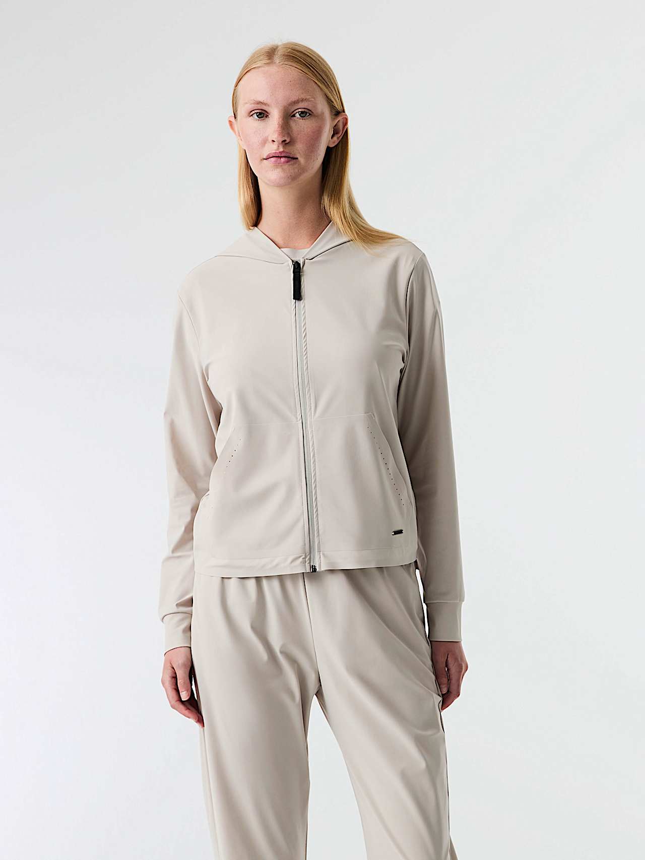 AlphaTauri | JEUPA V1.Y9.01 | Giacca con cappuccio in jersey molto elasticizzata in Stone for Donna