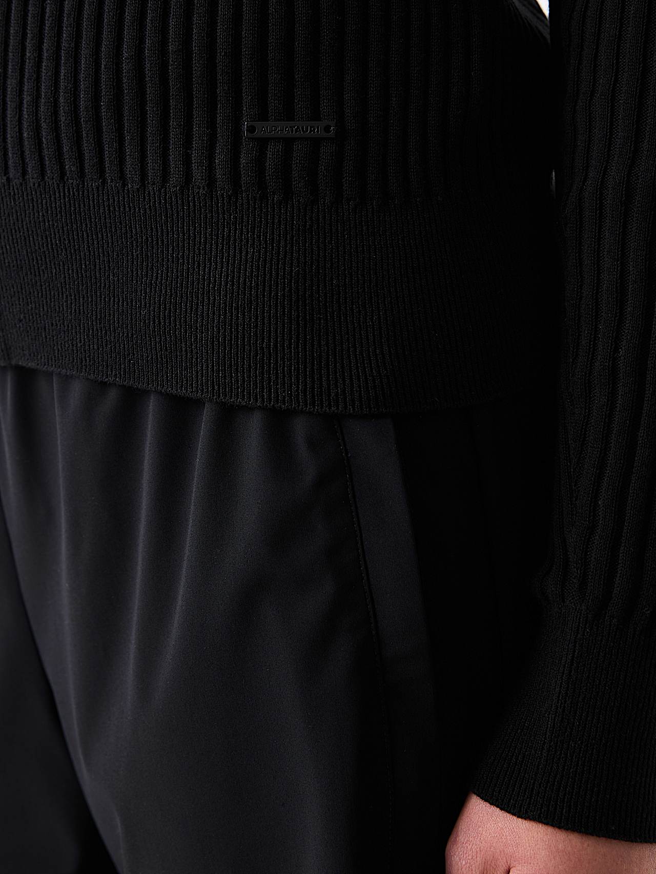 AlphaTauri | FONELA V1.Y9.01 | Veste en maille 3D de lin et coton sans coutures in Noir for Femme AlphaTauri | FONELA V1.Y9.01 | Veste en maille 3D de lin et coton sans coutures in Noir for Femme