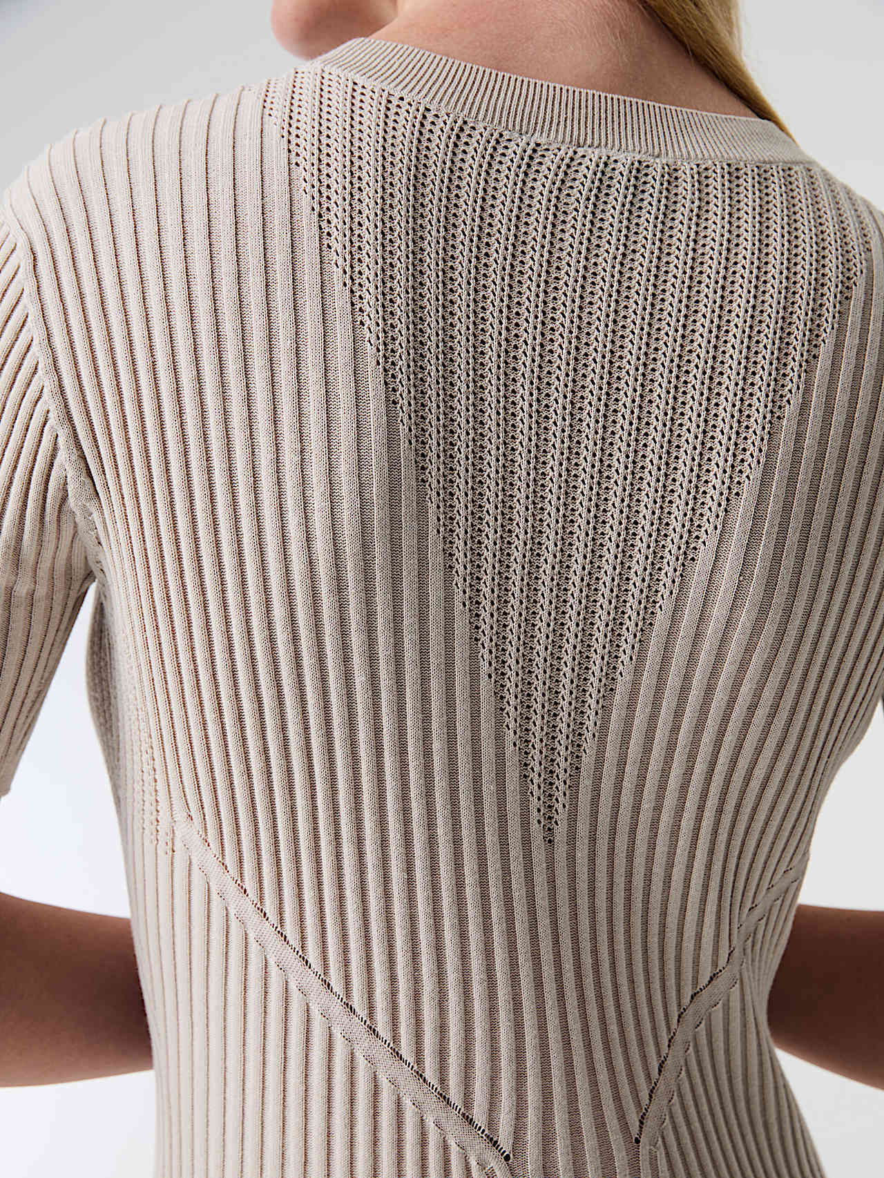 AlphaTauri | FANYO V1.Y9.01 | Nahtloses 3D-Strickkleid aus Leinen-Baumwolle in Stone für Damen AlphaTauri | FANYO V1.Y9.01 | Nahtloses 3D-Strickkleid aus Leinen-Baumwolle in Stone für Damen