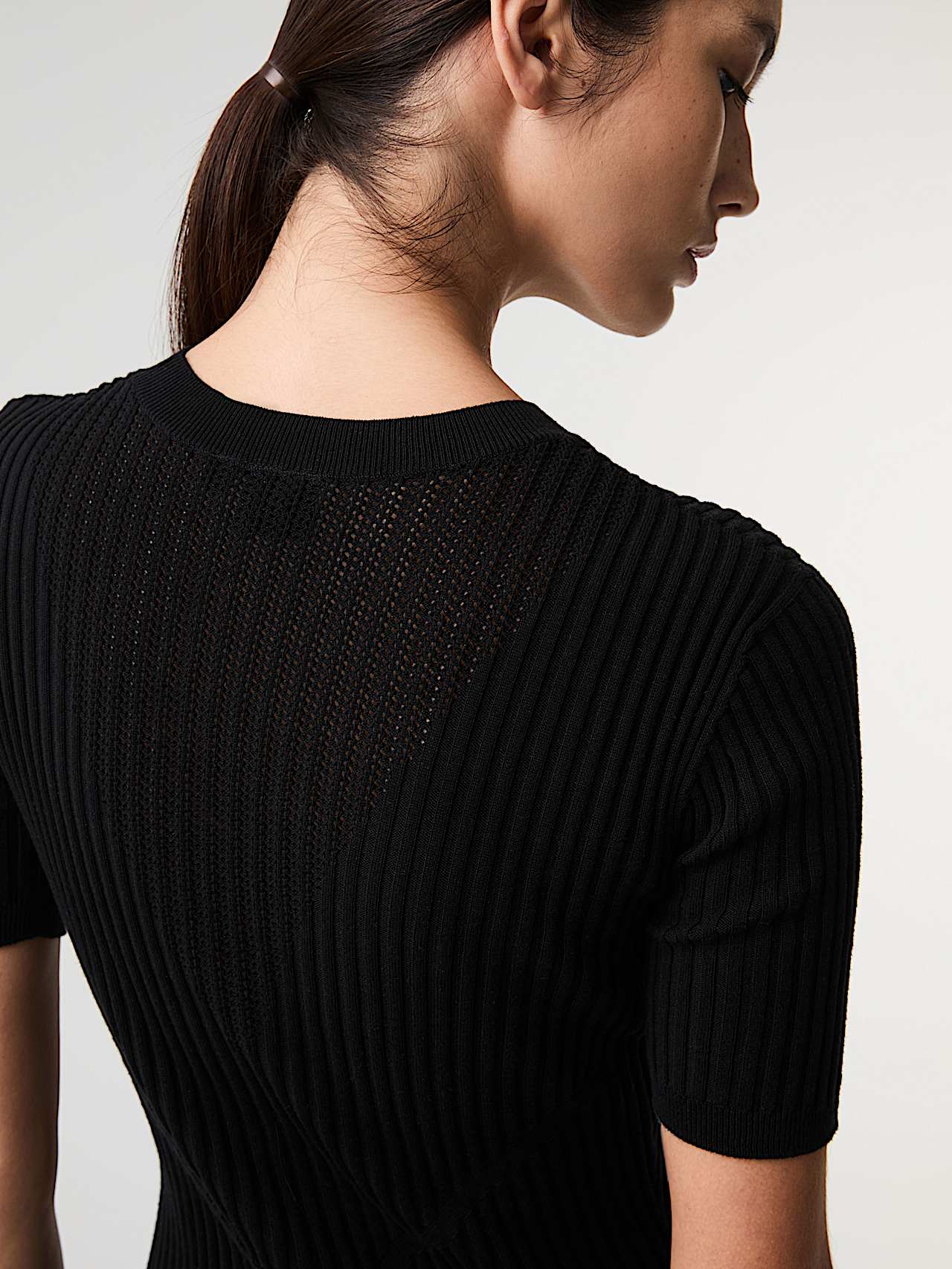 AlphaTauri | FANYO V1.Y9.01 | Nahtloses 3D-Strickkleid aus Leinen-Baumwolle in Schwarz für Damen AlphaTauri | FANYO V1.Y9.01 | Nahtloses 3D-Strickkleid aus Leinen-Baumwolle in Schwarz für Damen