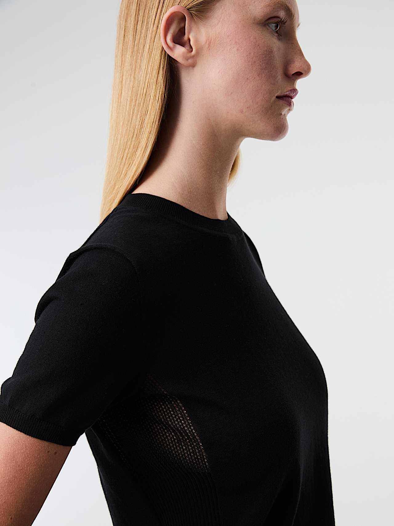 AlphaTauri | FANYA V1.Y9.01 | Nahtloses 3D-Strick-T-Shirt aus Leinen-Baumwolle in Schwarz für Damen