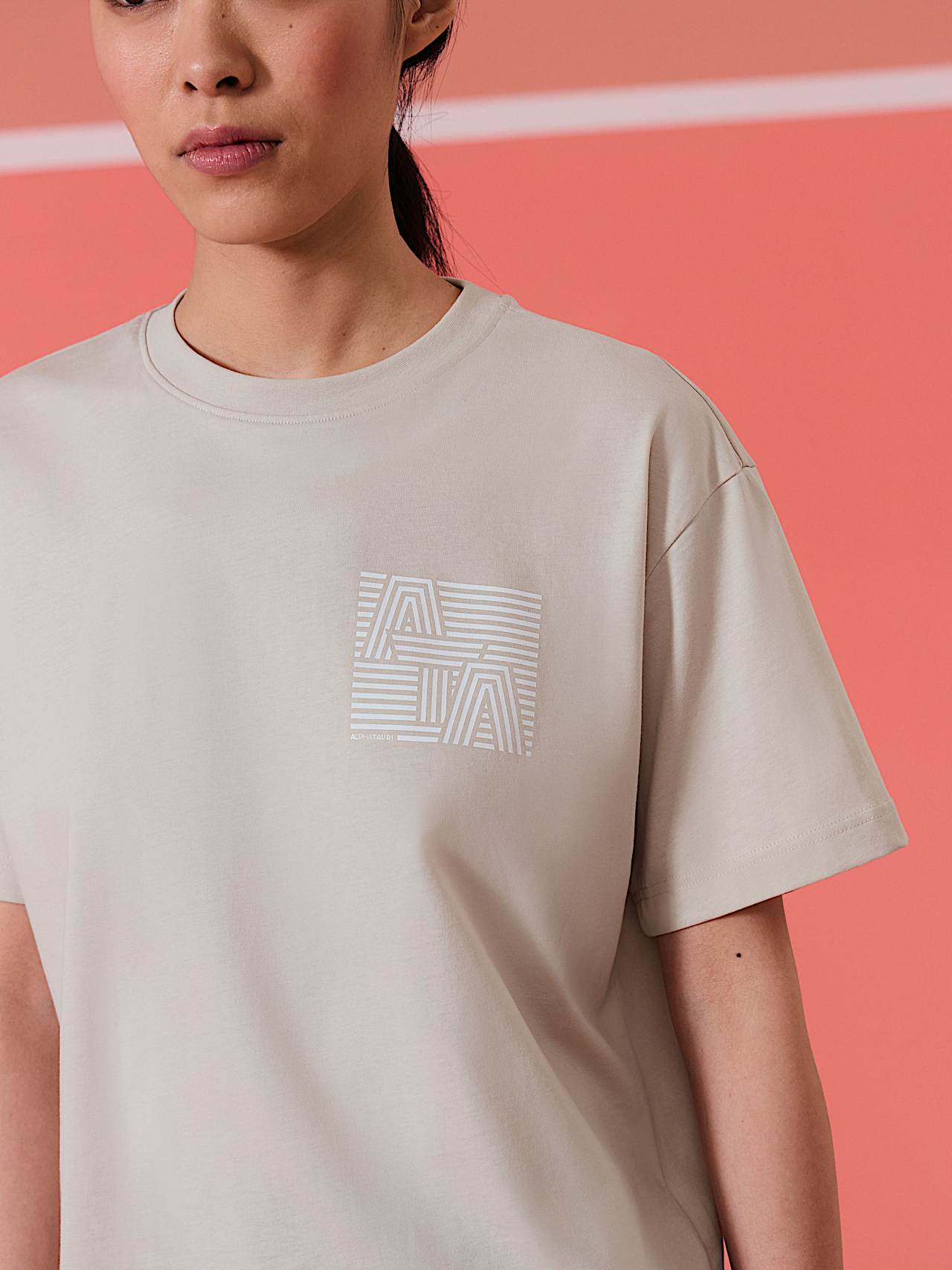 AlphaTauri | JAZZY V1.Y10.01 | Camiseta de algodón orgánico in Stone for Mujer AlphaTauri | JAZZY V1.Y10.01 | Camiseta de algodón orgánico in Stone for Mujer