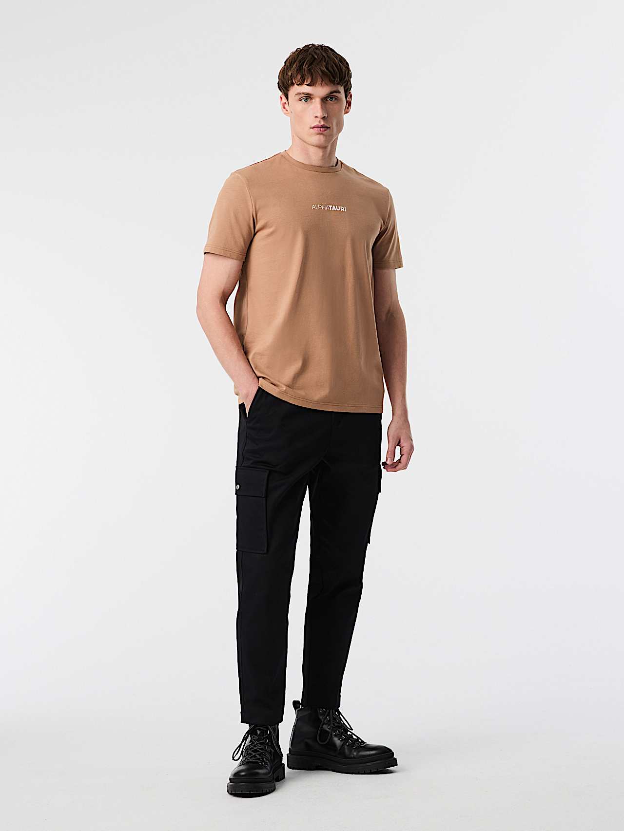 AlphaTauri | JOTTO V1.Y8.02 | Baumwoll-T-Shirt mit charakteristischem Logo in Camel für Herren