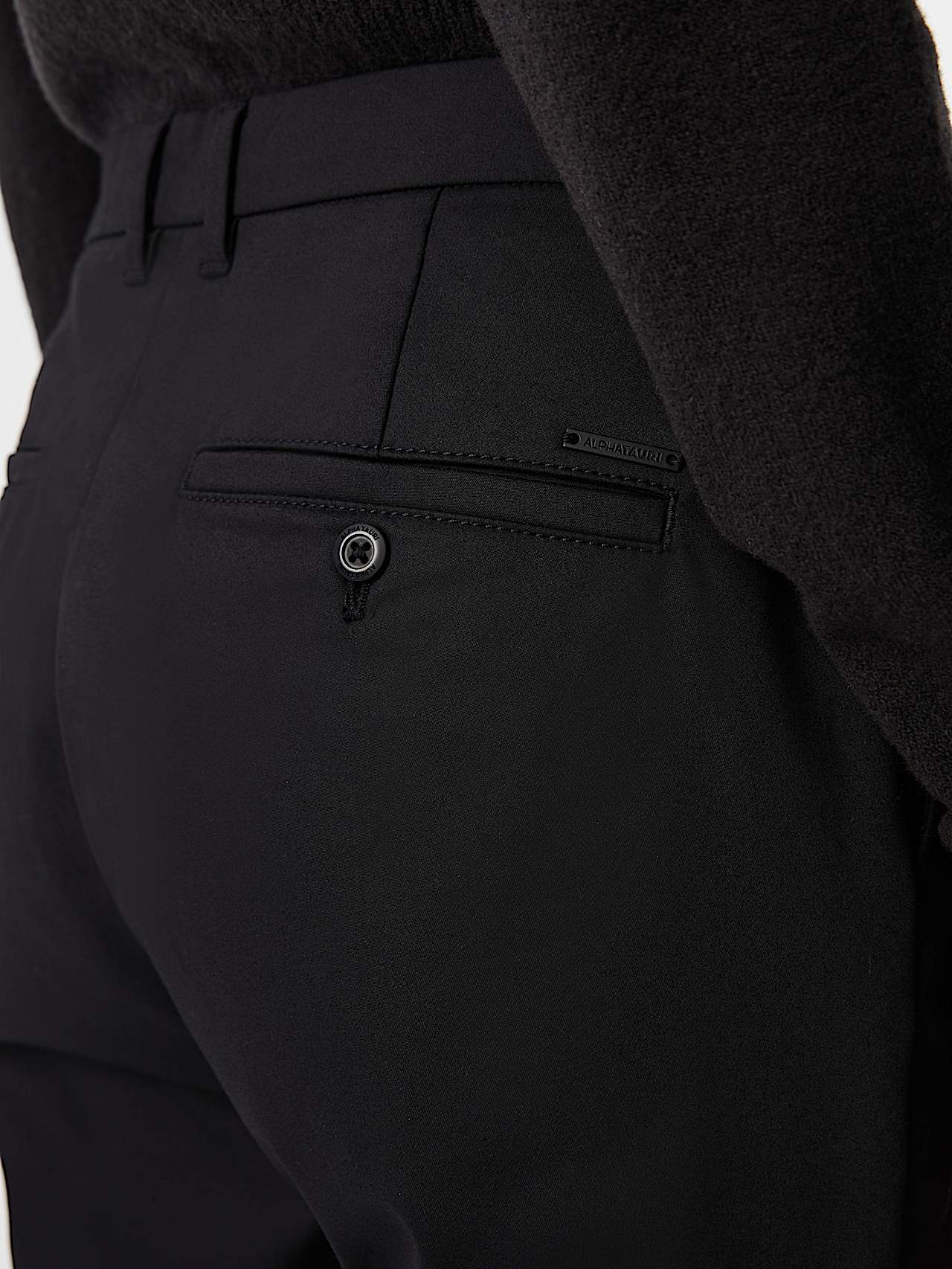 AlphaTauri | PERTI V5.Y9.01 | Pantalones de corte ajustado en la parte inferior con pliegues in Negro for Mujer
