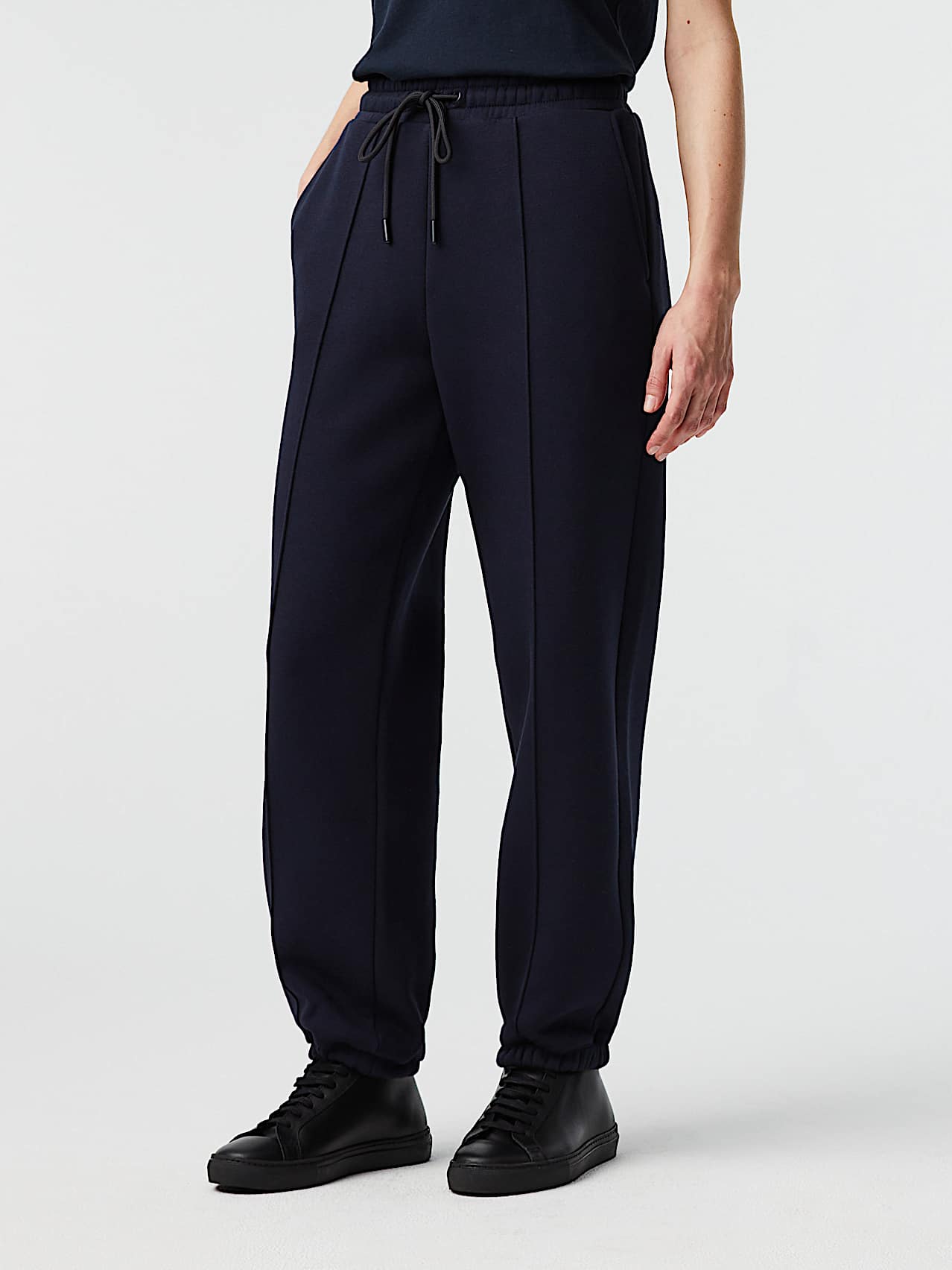 AlphaTauri | PERA V1.Y8.02 | Sweatpants mit charakteristischem Logo in Navy für Damen