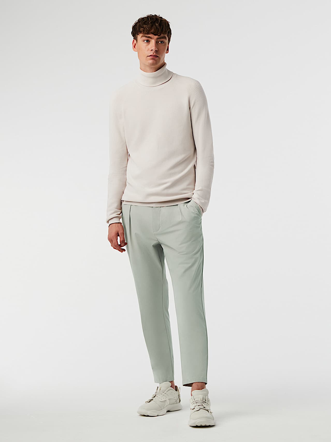 AlphaTauri | POCAS V1.Y7.01 | Pantalones plisados resistentes al agua in Salvia for Hombre