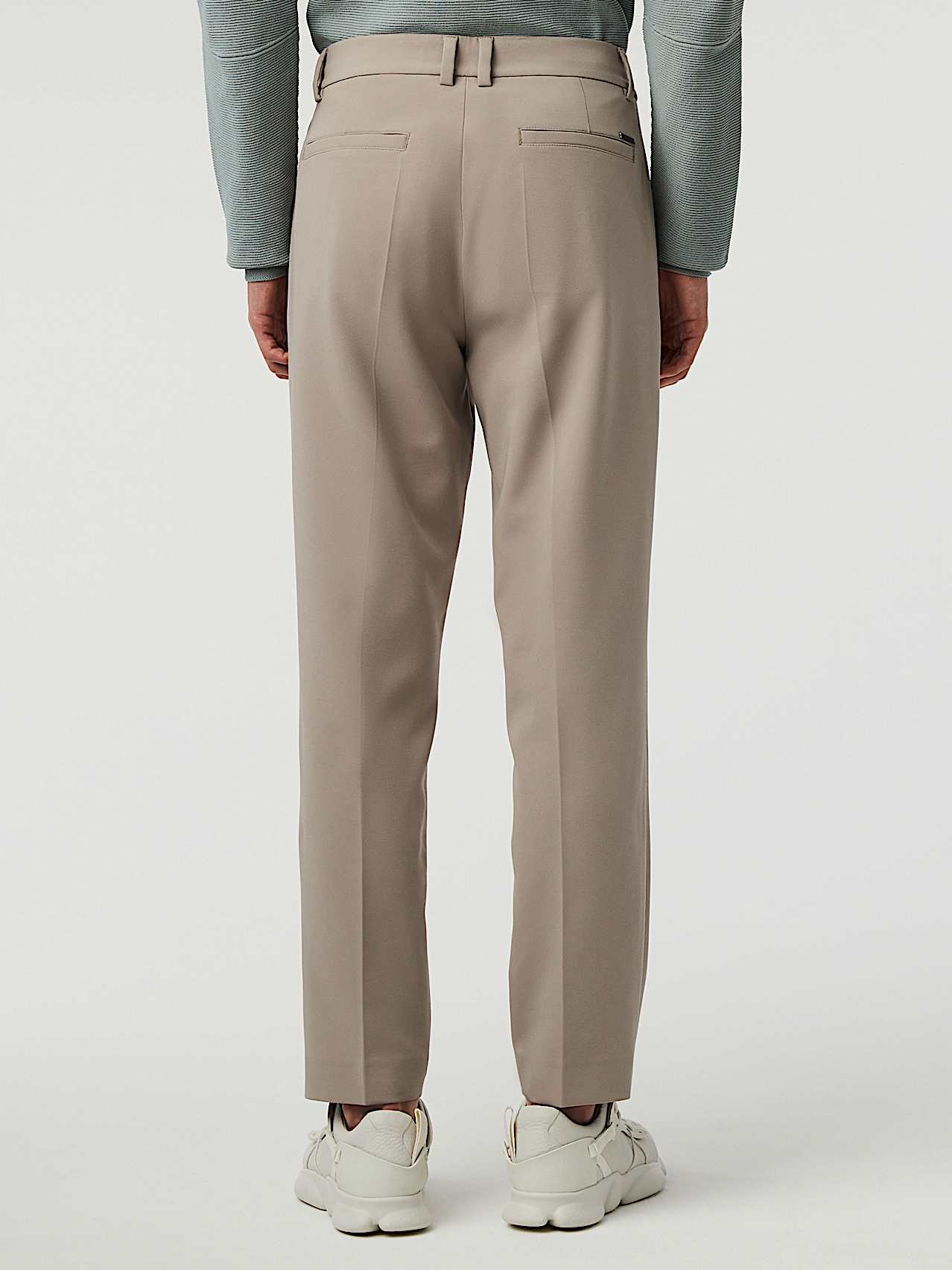 AlphaTauri | PELAN V4.Y8.01 | Tapered Fit Hose mit Falten in Taupe / Braun für Herren