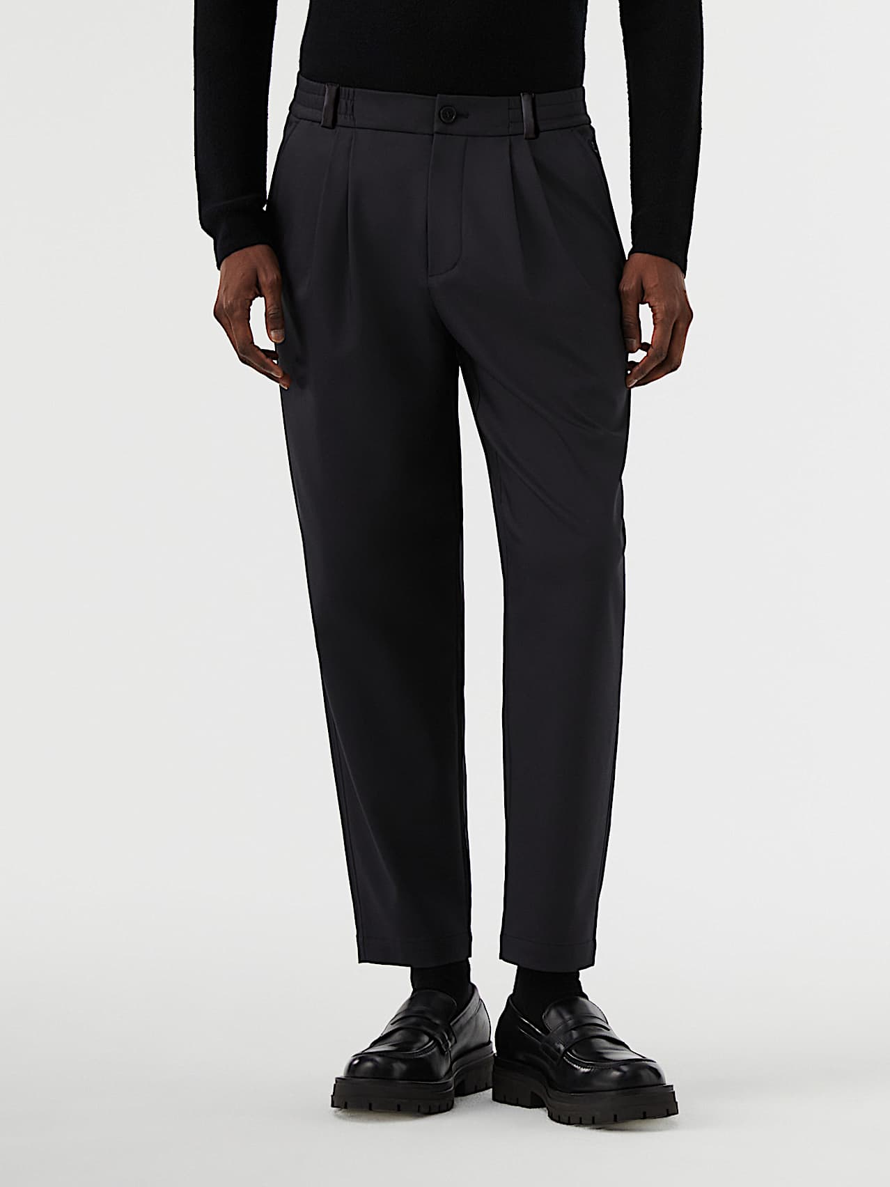 AlphaTauri | PAVO V1.Y7.02 | Pantalones recortados con corte ajustado en la parte inferior de pernera ancha in Negro for Hombre