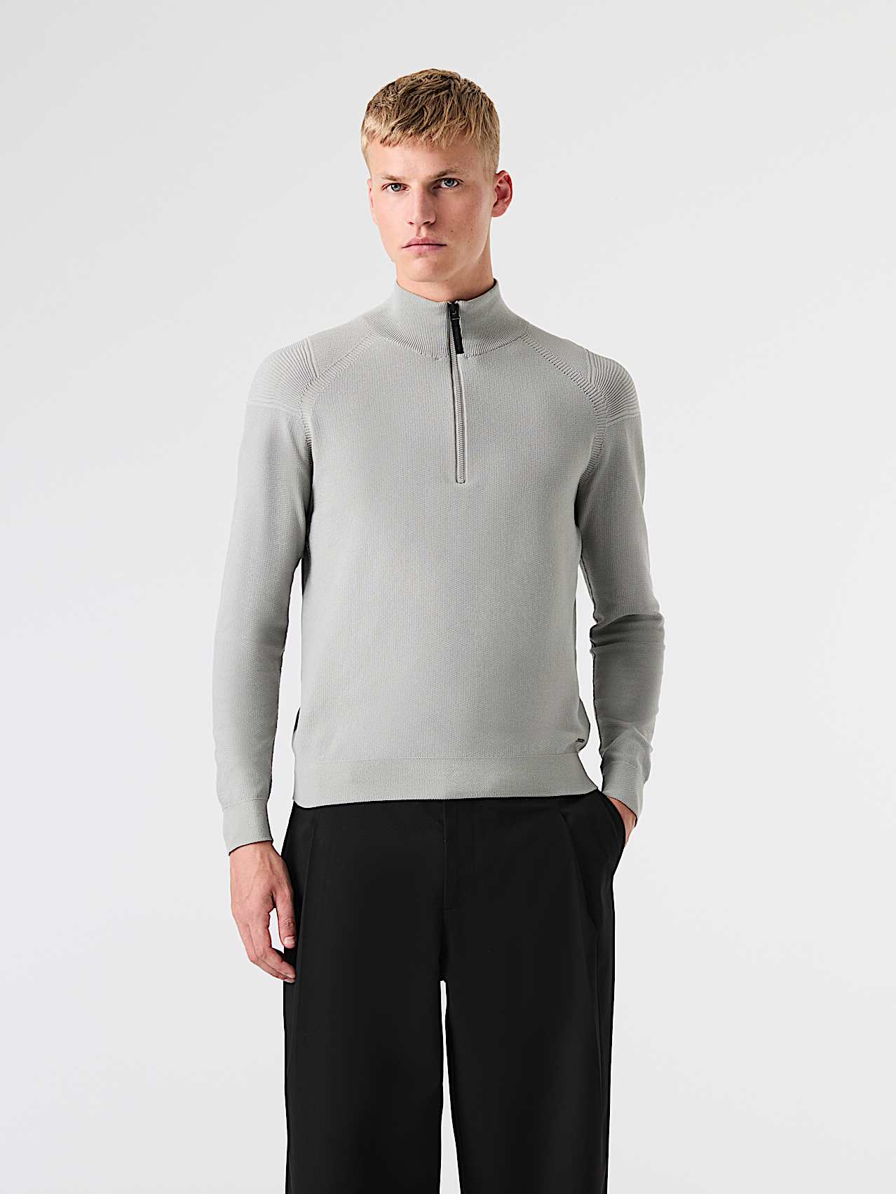 AlphaTauri | FROST V1.Y9.02 | Nahtloser 3D-Strickpullover mit halbem Reißverschluss in Neutral Grey für Herren