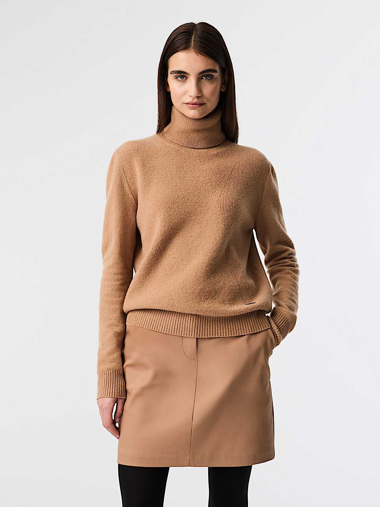 AlphaTauri | FAMMA V1.Y9.02 | Maglia dolcevita in misto lana di alta qualità in Camel for Donna