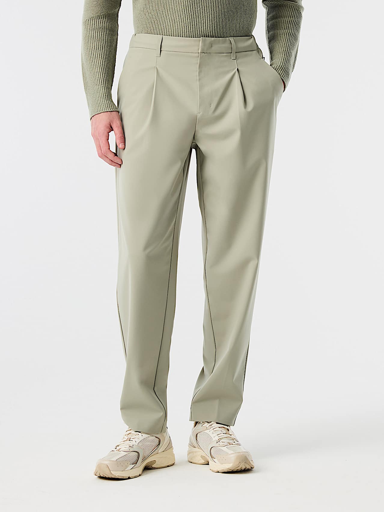 AlphaTauri | PANNS V1.Y10.02 | Pantaloni dalla vestibilità a carota Elegant Stretch in Dark Sage for Uomo