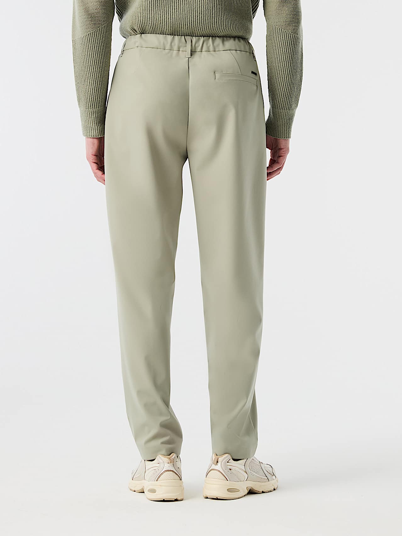AlphaTauri | PANNS V1.Y10.02 | Pantaloni dalla vestibilità a carota Elegant Stretch in Dark Sage for Uomo