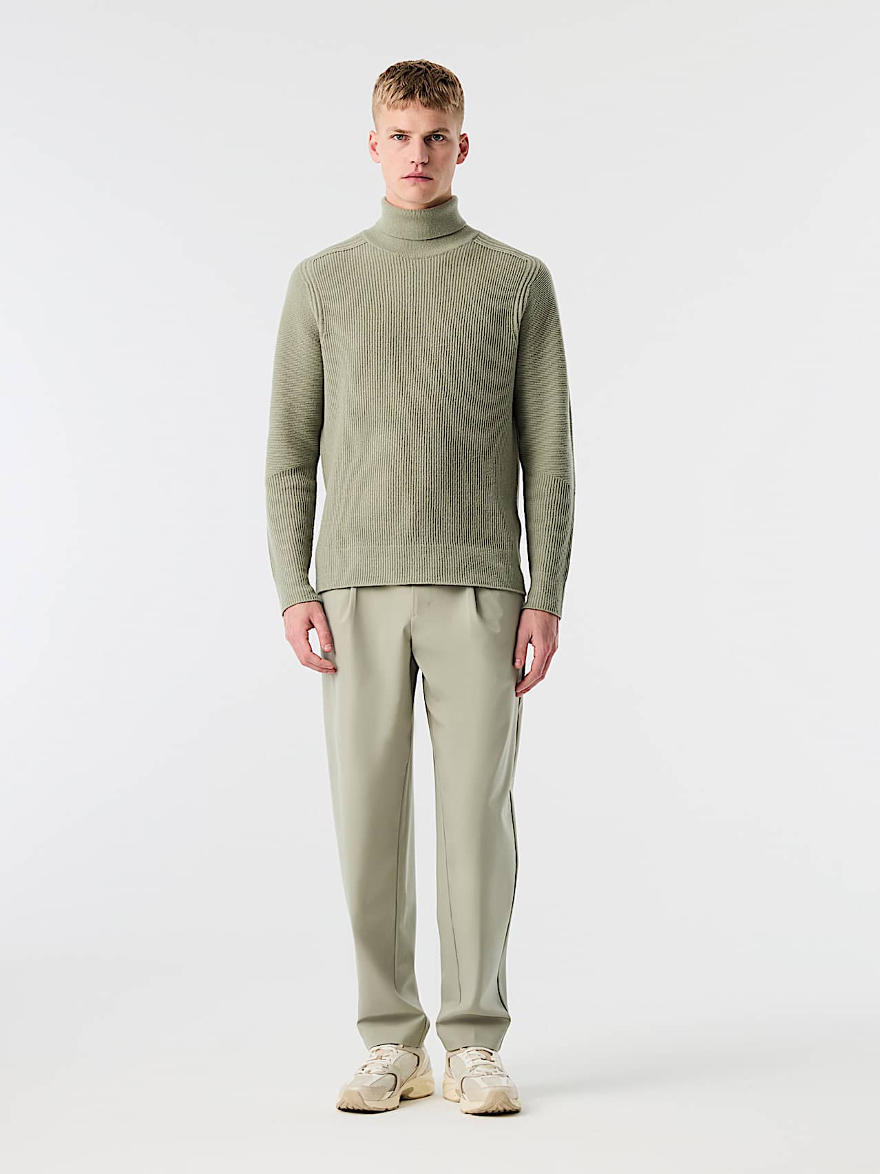 AlphaTauri | PANNS V1.Y10.02 | Pantaloni dalla vestibilità a carota Elegant Stretch in Dark Sage for Uomo