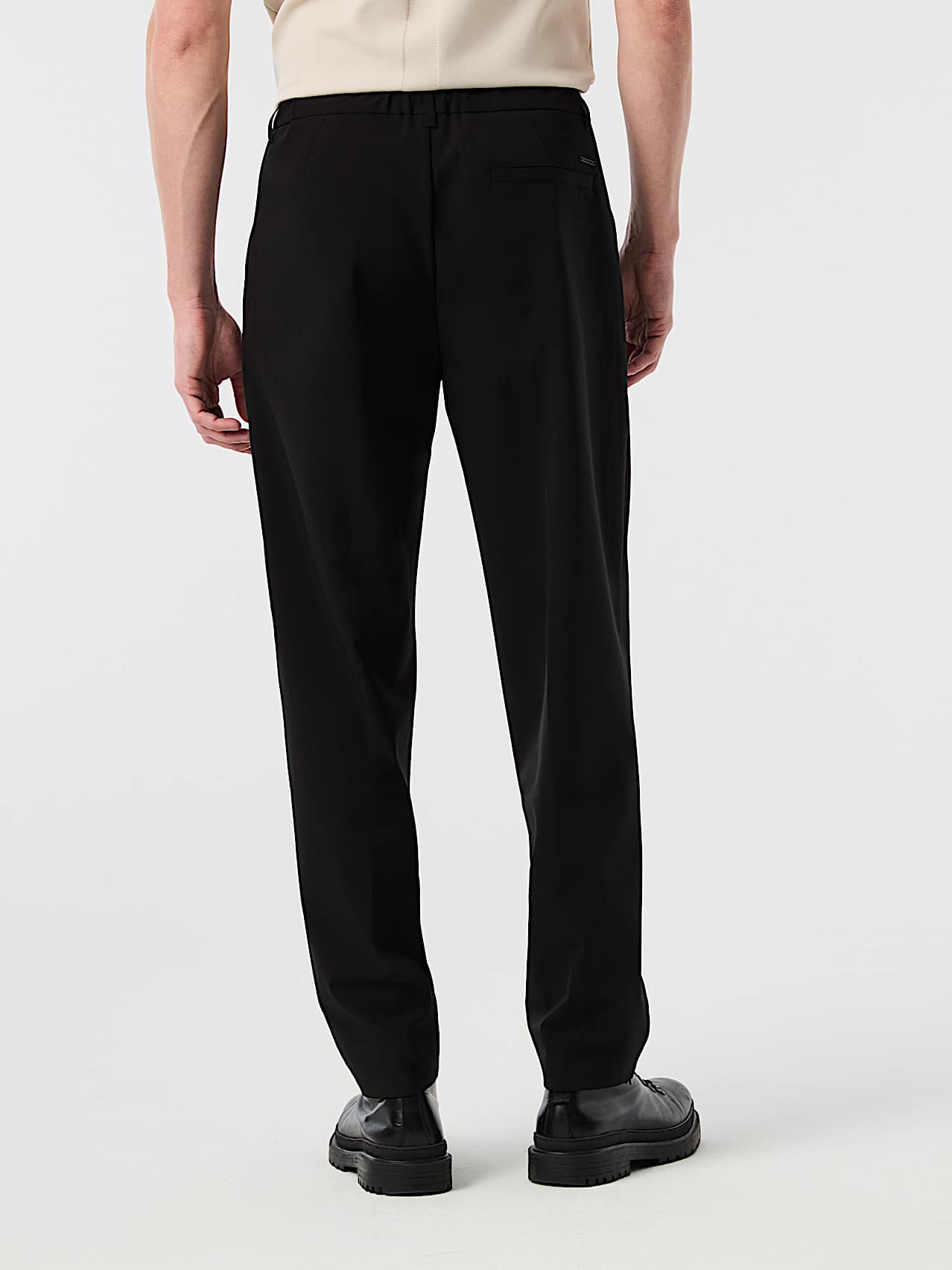 AlphaTauri | PANNS V1.Y10.02 | Pantaloni dalla vestibilità a carota Elegant Stretch in Black for Uomo