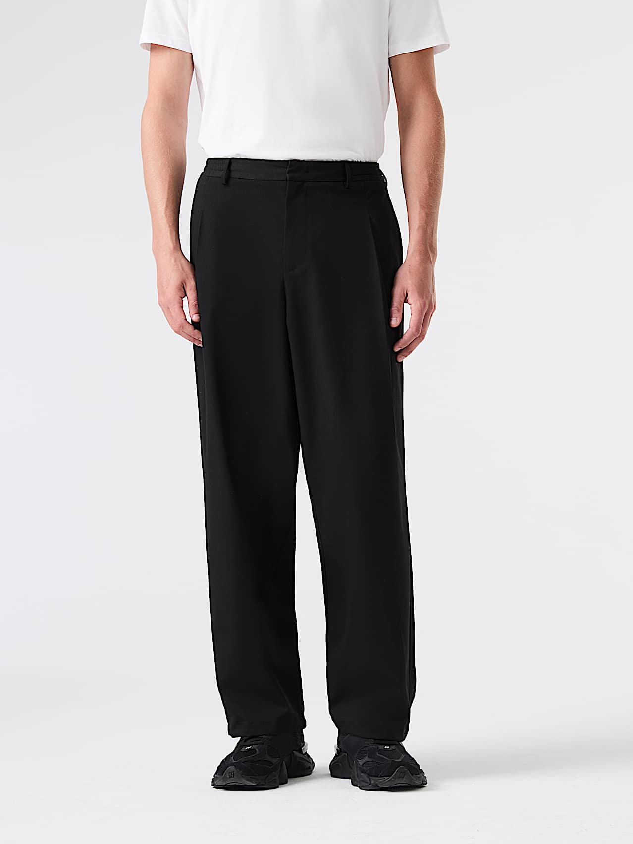 AlphaTauri | PORTER V1.Y10.02 | Pantalon baggy jambe large à plis et chevilles ajustables in Black for Homme