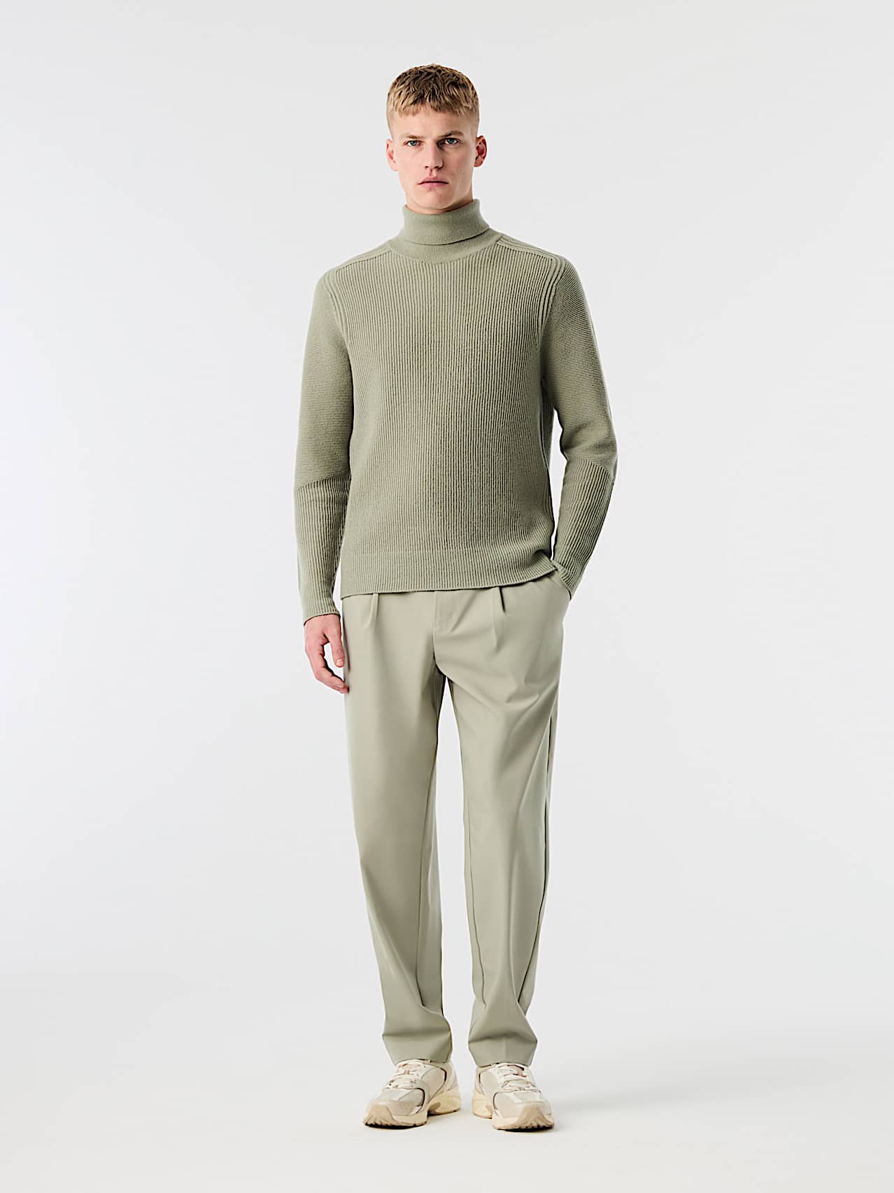 AlphaTauri | FANNES V1.Y10.02 | 3D Knit Wool Turtleneck Sweater in Dark Sage for Hombre