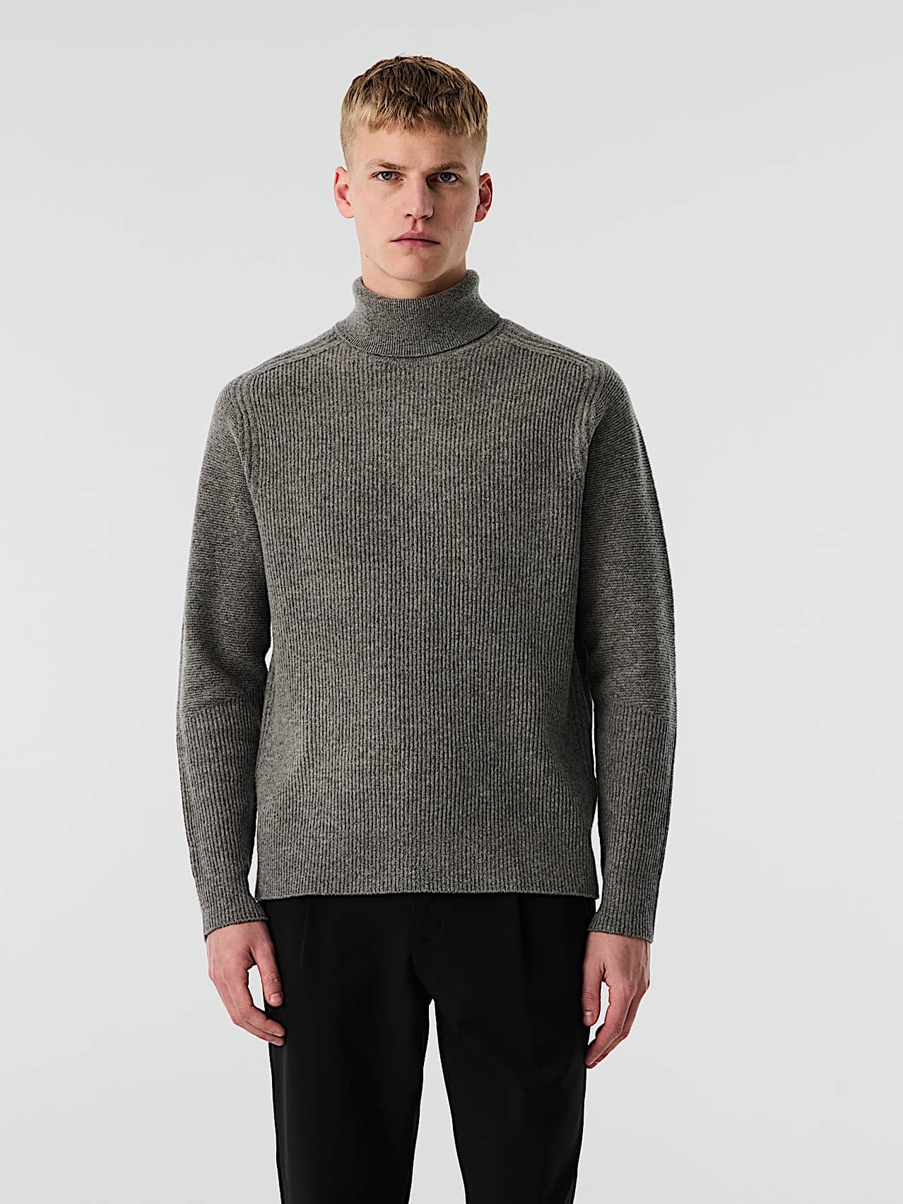 AlphaTauri | FANNES V1.Y10.02 | 3D Knit Turtleneck Sweater made from 100% Wool in Dark Grey Melange für Herren