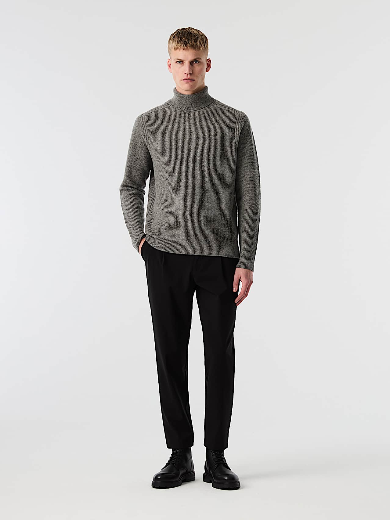 AlphaTauri | FANNES V1.Y10.02 | 3D Knit Turtleneck Sweater made from 100% Wool in Dark Grey Melange für Herren