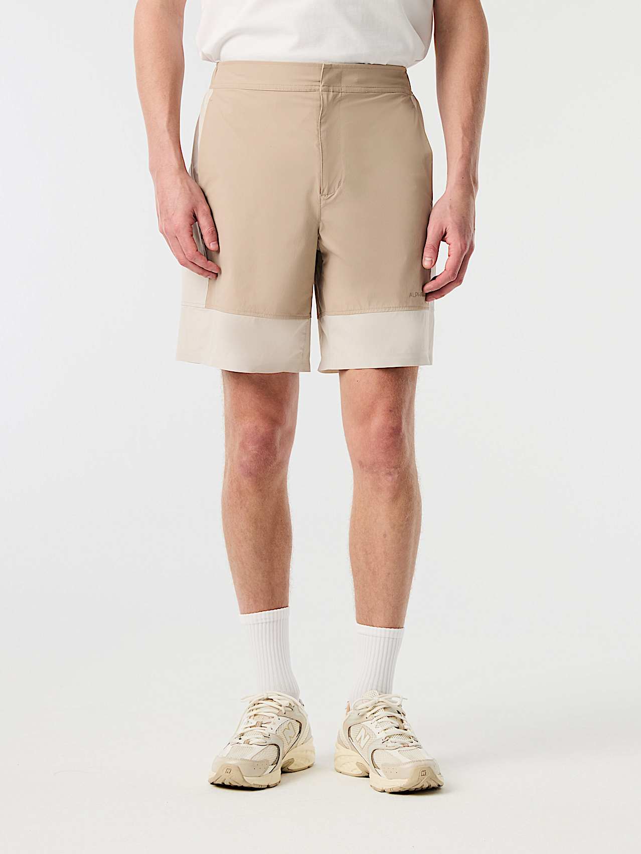 AlphaTauri | PINT V1.Y10.01 | Leichte, atmungsaktive Shorts aus Performance Stretch in Dune für Herren