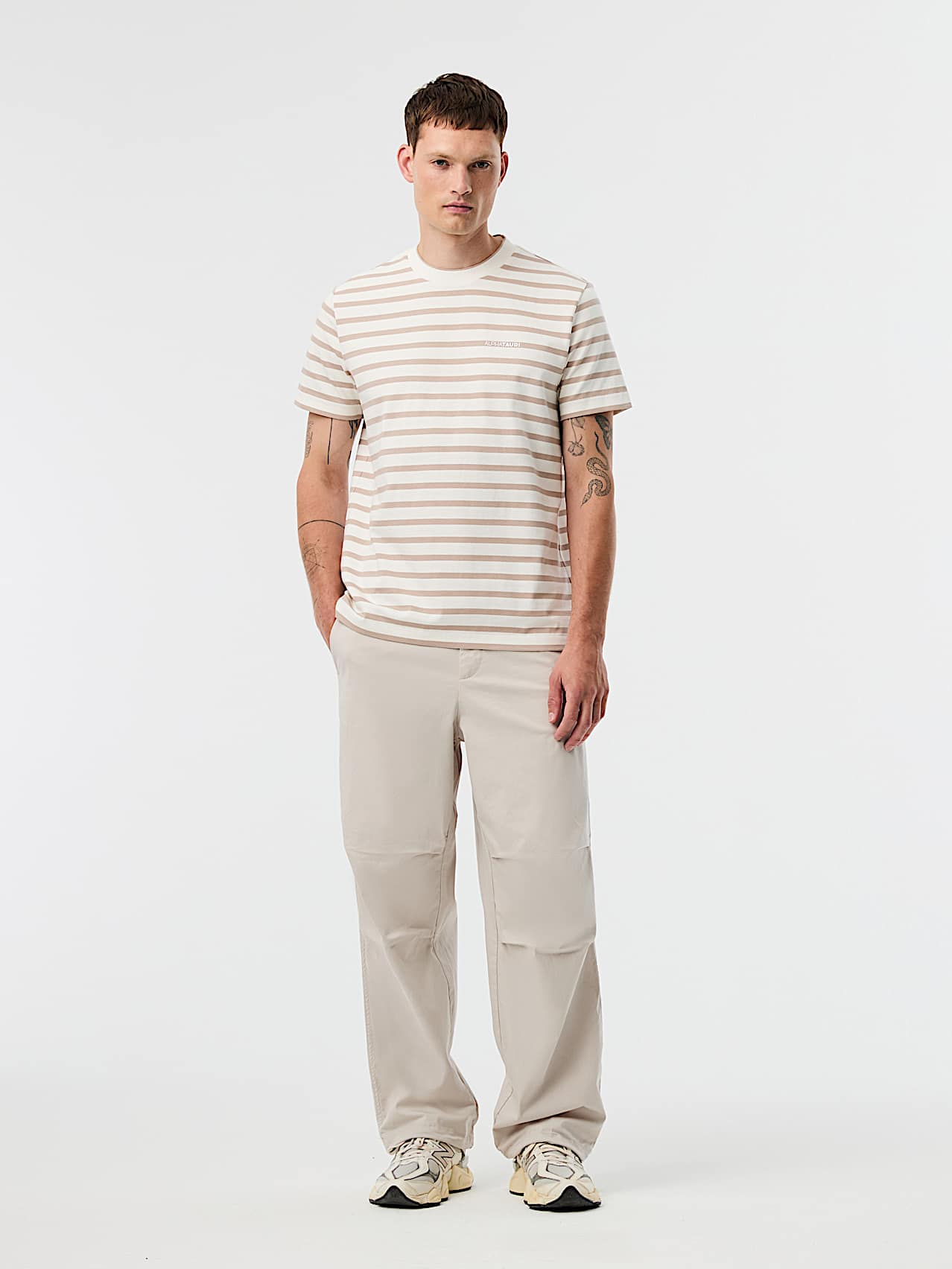 AlphaTauri | JIRO V1.Y10.01 | Maglietta a righe con logo discreto in White / Stone for Uomo