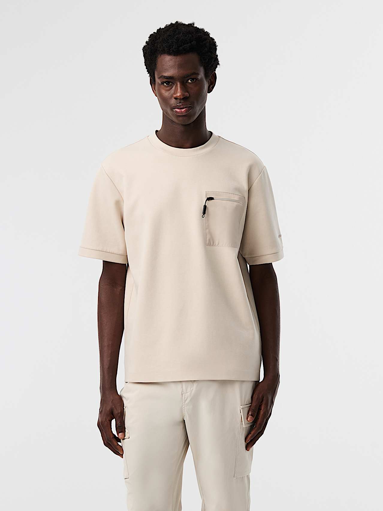AlphaTauri | JORE V1.Y10.01 | T-Shirt mit aufgesetzter Tasche in Dune für Herren