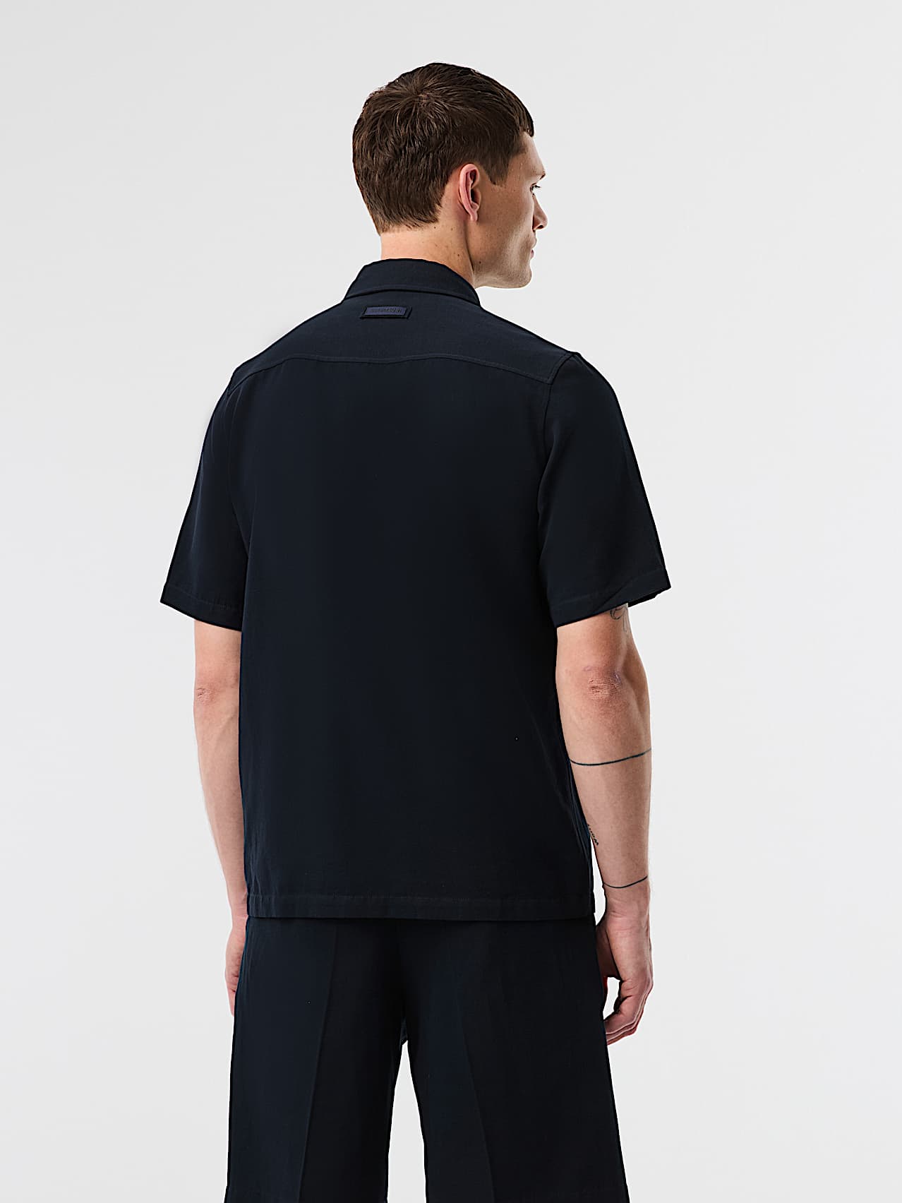 AlphaTauri | WAREH V1.Y10.01 | Sovracamicia vestibilità rilassata in misto lino e cotone in Dark Navy for Uomo
