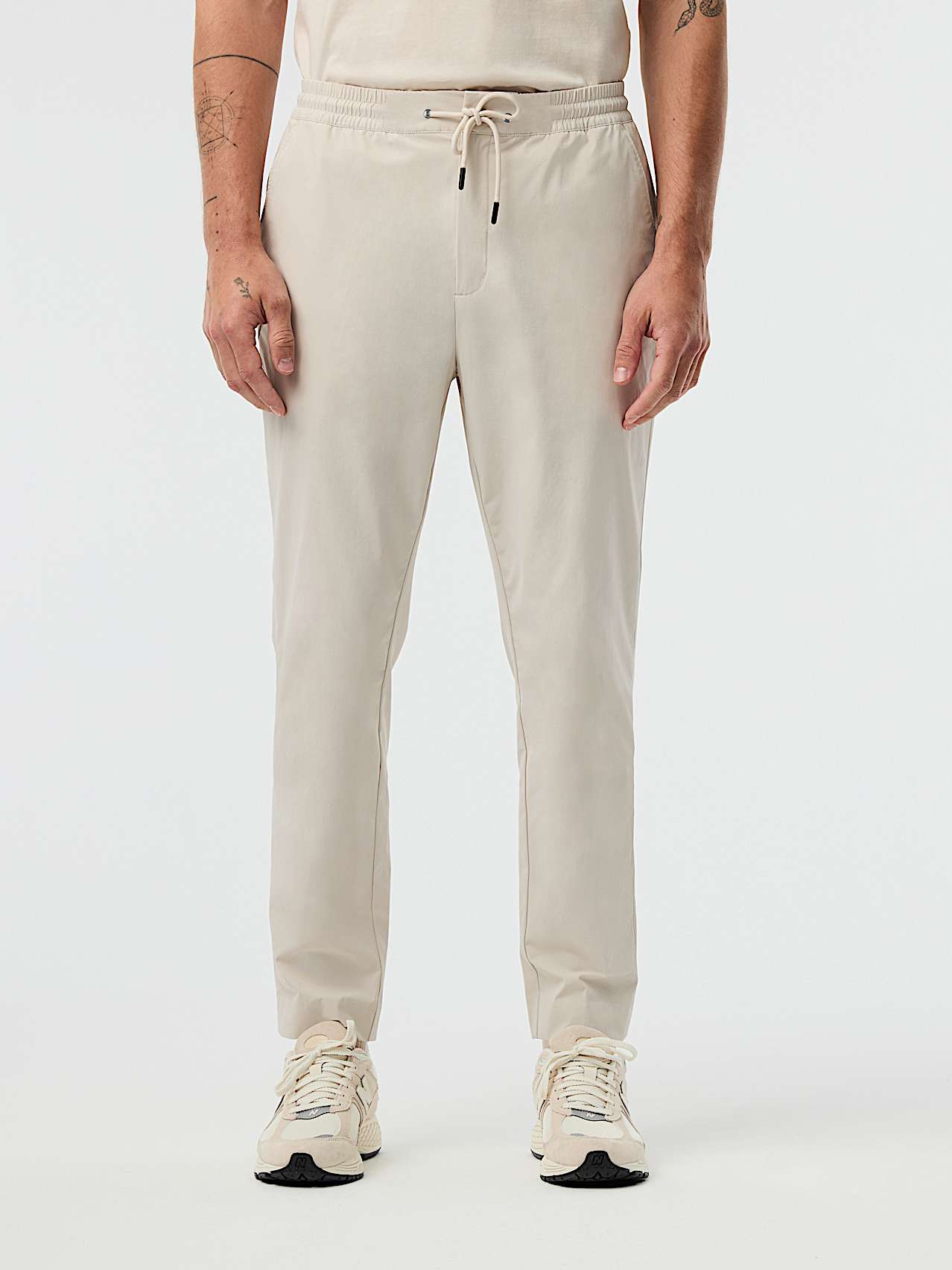 AlphaTauri | POCAS V2.Y10.01 | Pantaloni da viaggio elasticizzati ad alte prestazioni in Stone for Uomo
